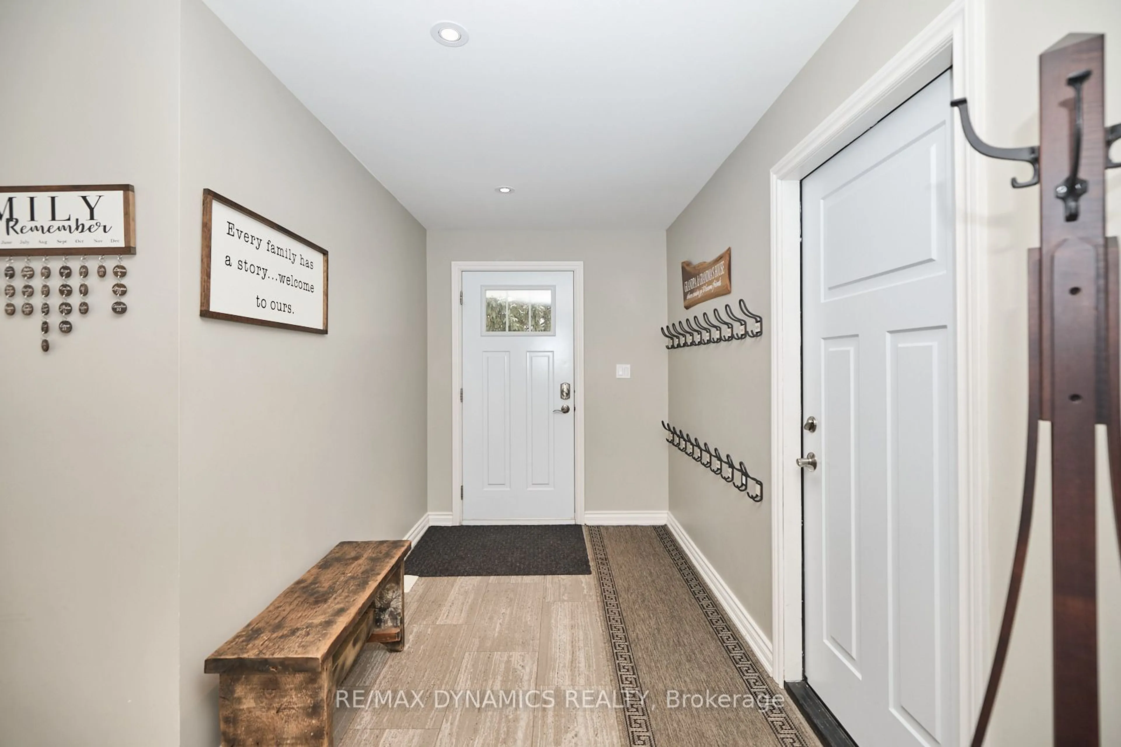 Indoor entryway for 506 Memorial Dr, Pelham Ontario L0S 1C0