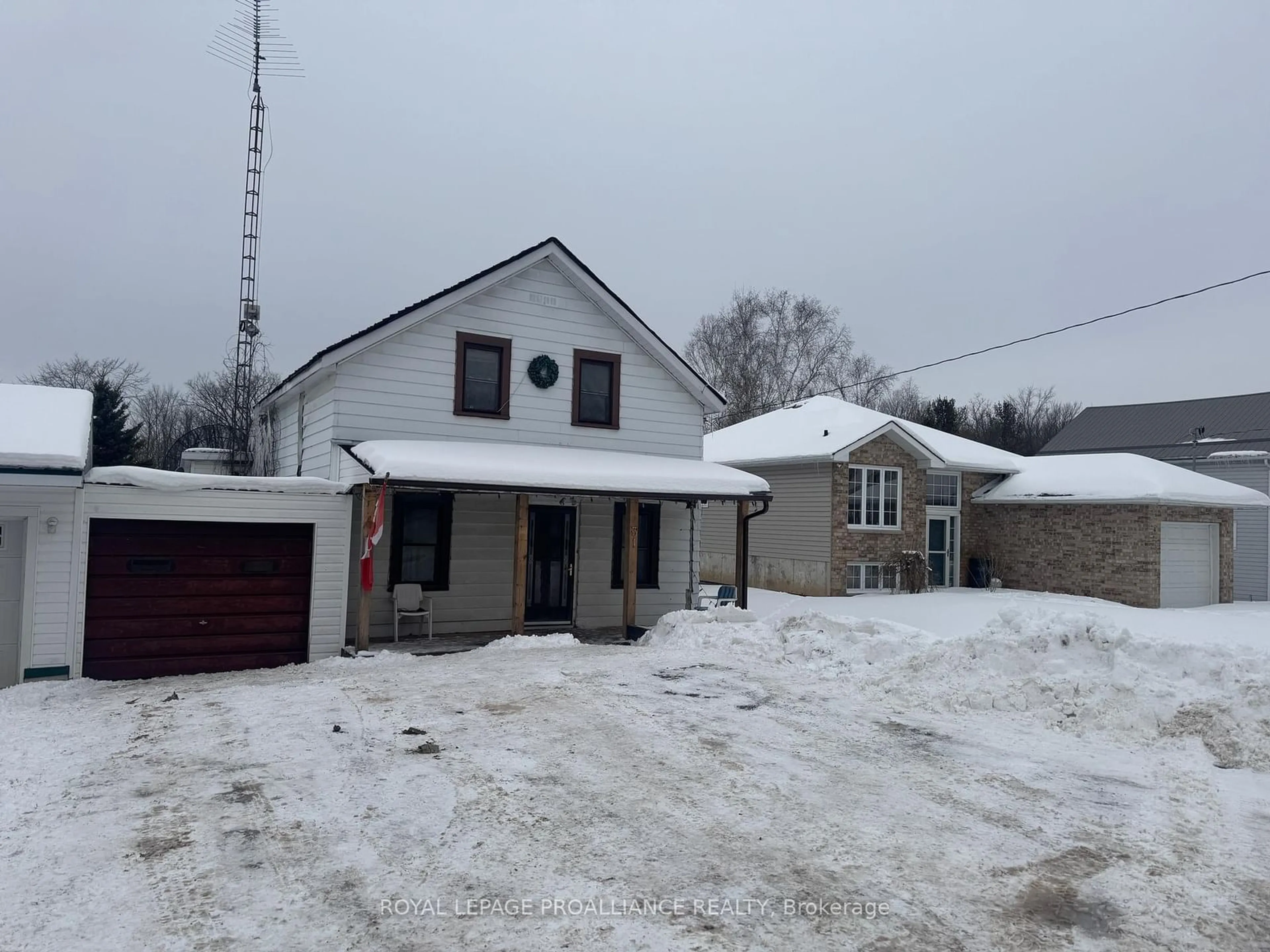 A pic from outside/outdoor area/front of a property/back of a property/a pic from drone, building for 31 O'Brien St, Marmora and Lake Ontario K0K 2M0