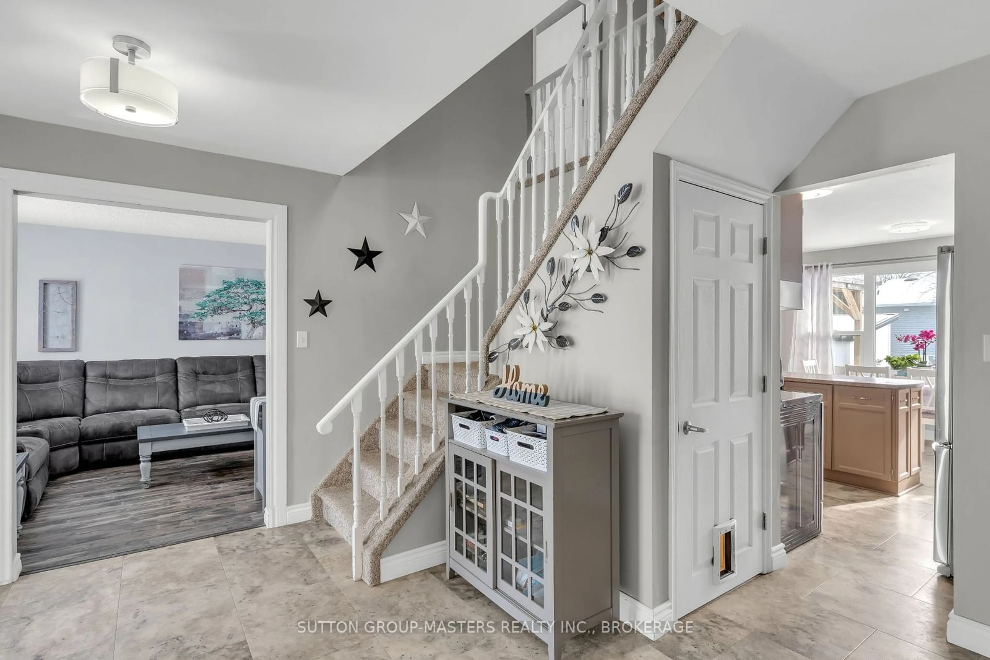 Indoor entryway for 949 Alpine Crt, Kingston Ontario K7P 1N8