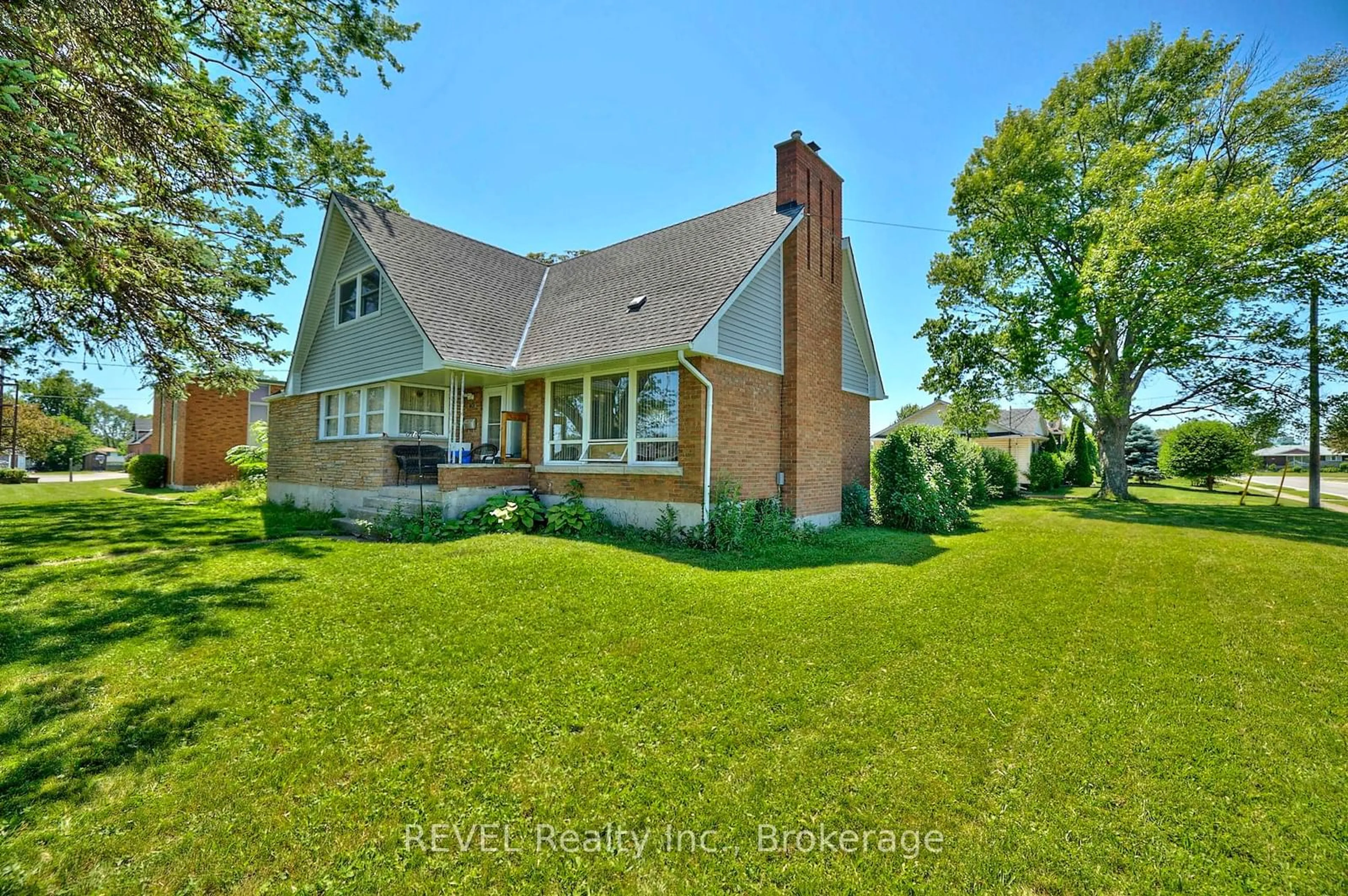 Home with brick exterior material, water/lake/river/ocean view for 7205 Sharon Ave, Niagara Falls Ontario L2G 5W8