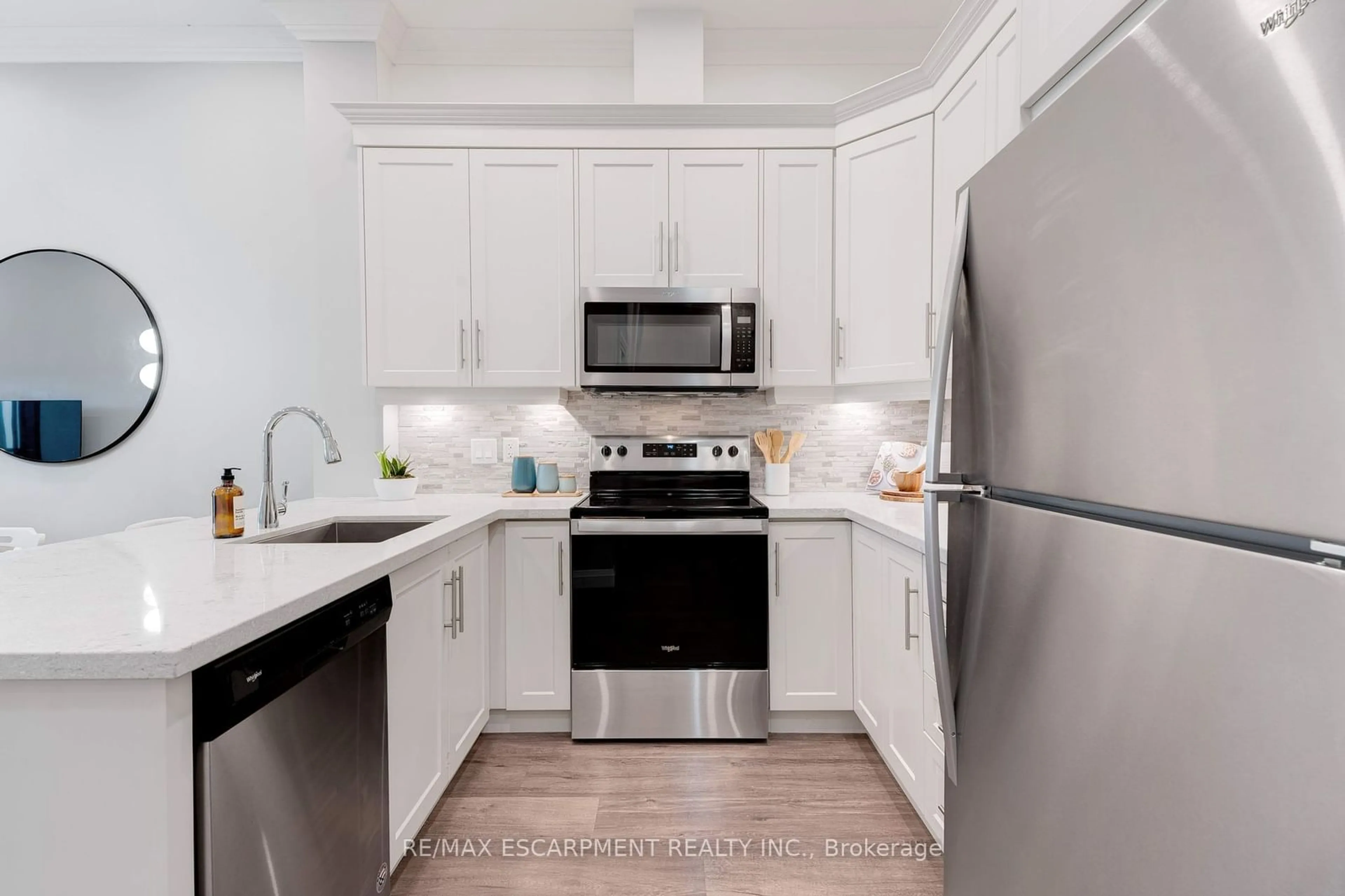 Standard kitchen, ceramic/tile floor for 30 HAMILTON St #108, Hamilton Ontario L8B 1V8