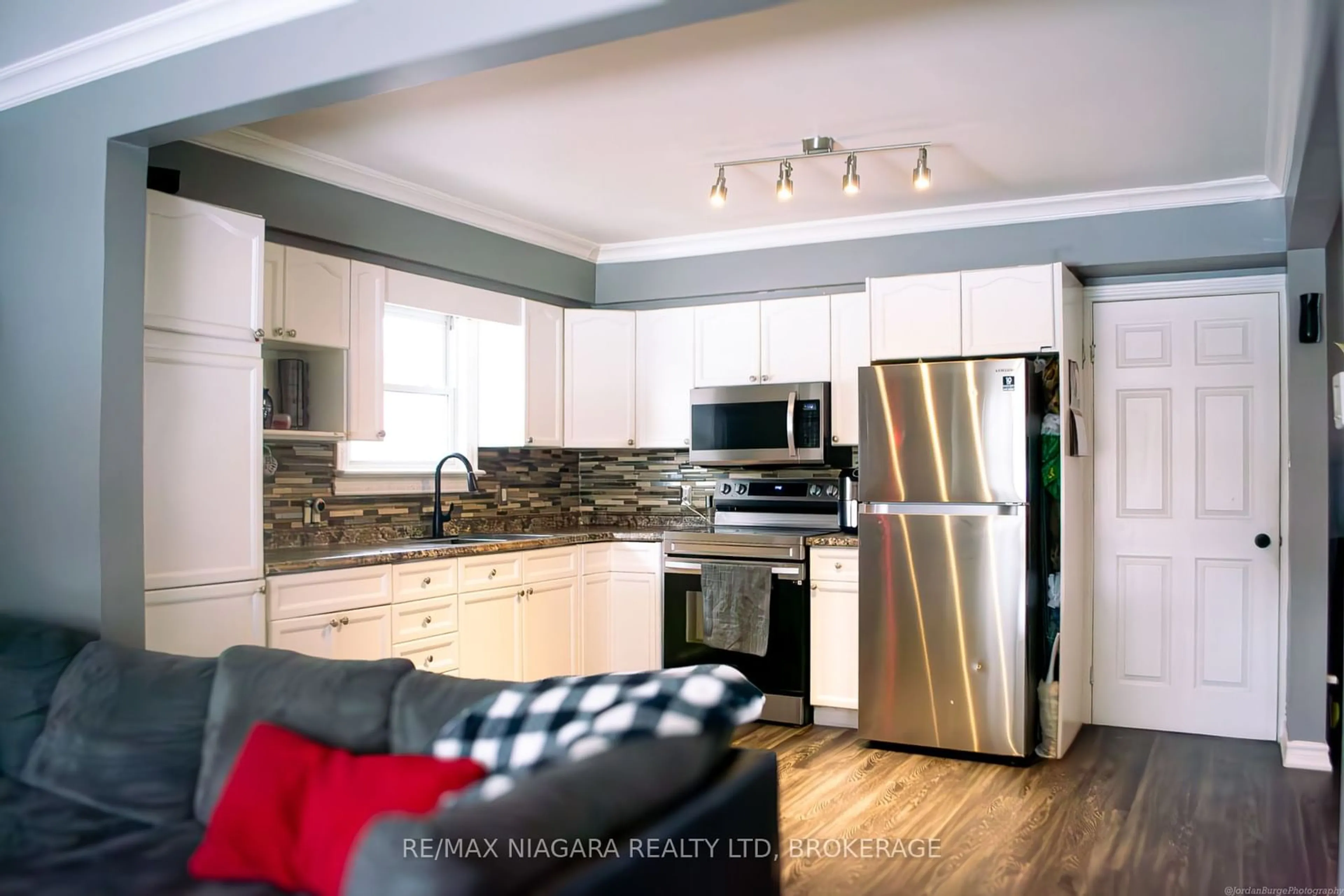 Open concept kitchen, unknown for 297 Vine St, St. Catharines Ontario L2M 4T4