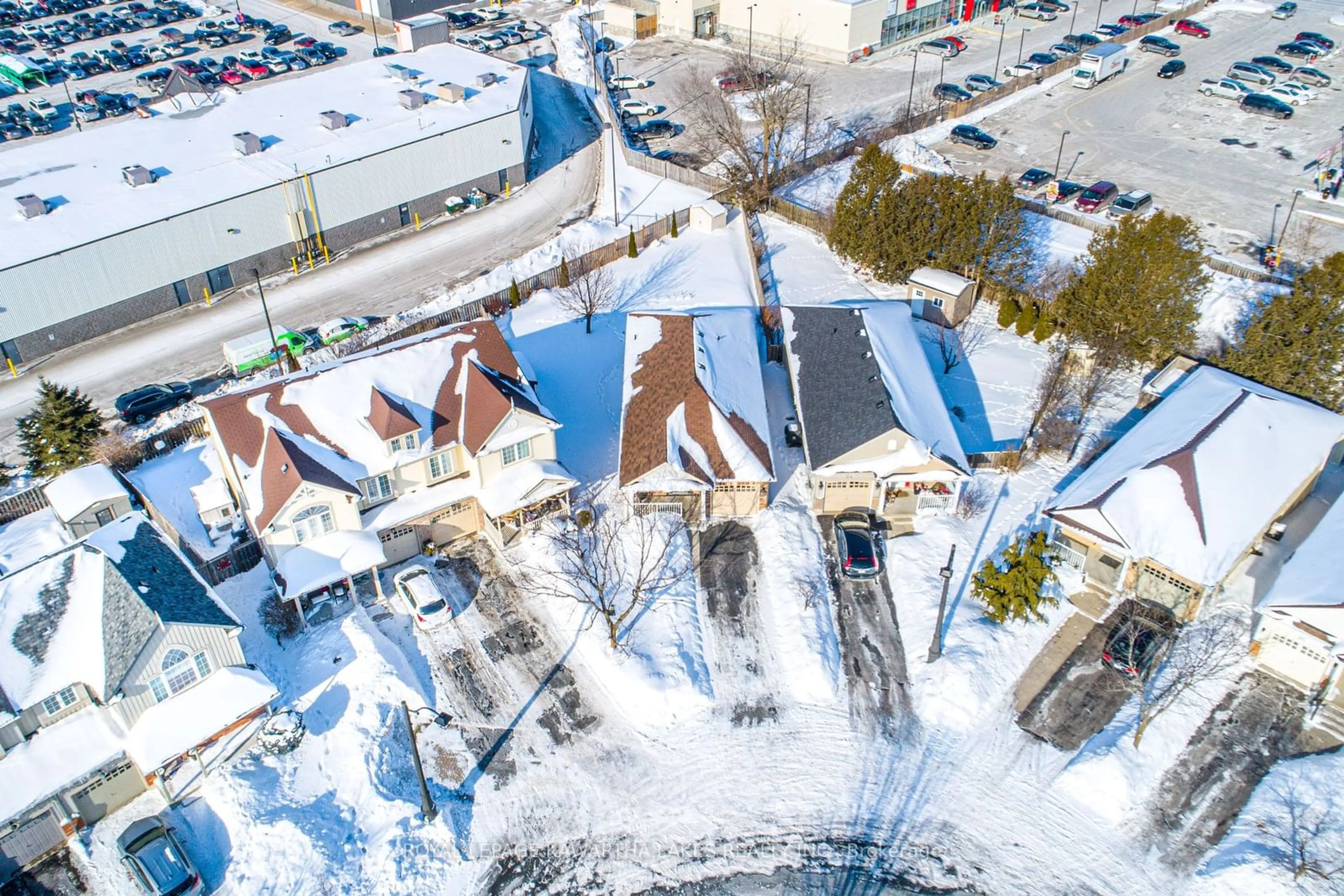 A pic from outside/outdoor area/front of a property/back of a property/a pic from drone, unknown for 36 Fallingbrook Cres, Kawartha Lakes Ontario K9V 0B3