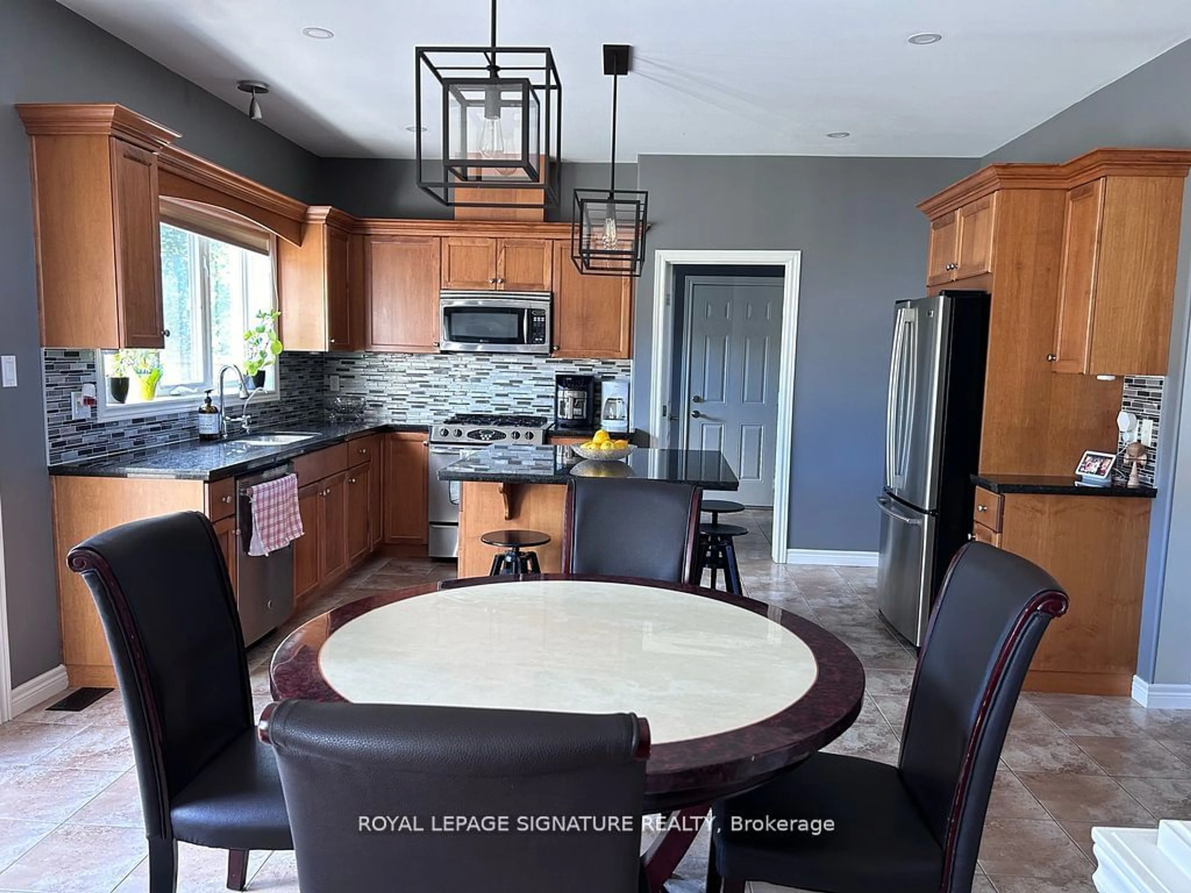 Open concept kitchen, unknown for 152 Central Ave, Grimsby Ontario L3M 2X5