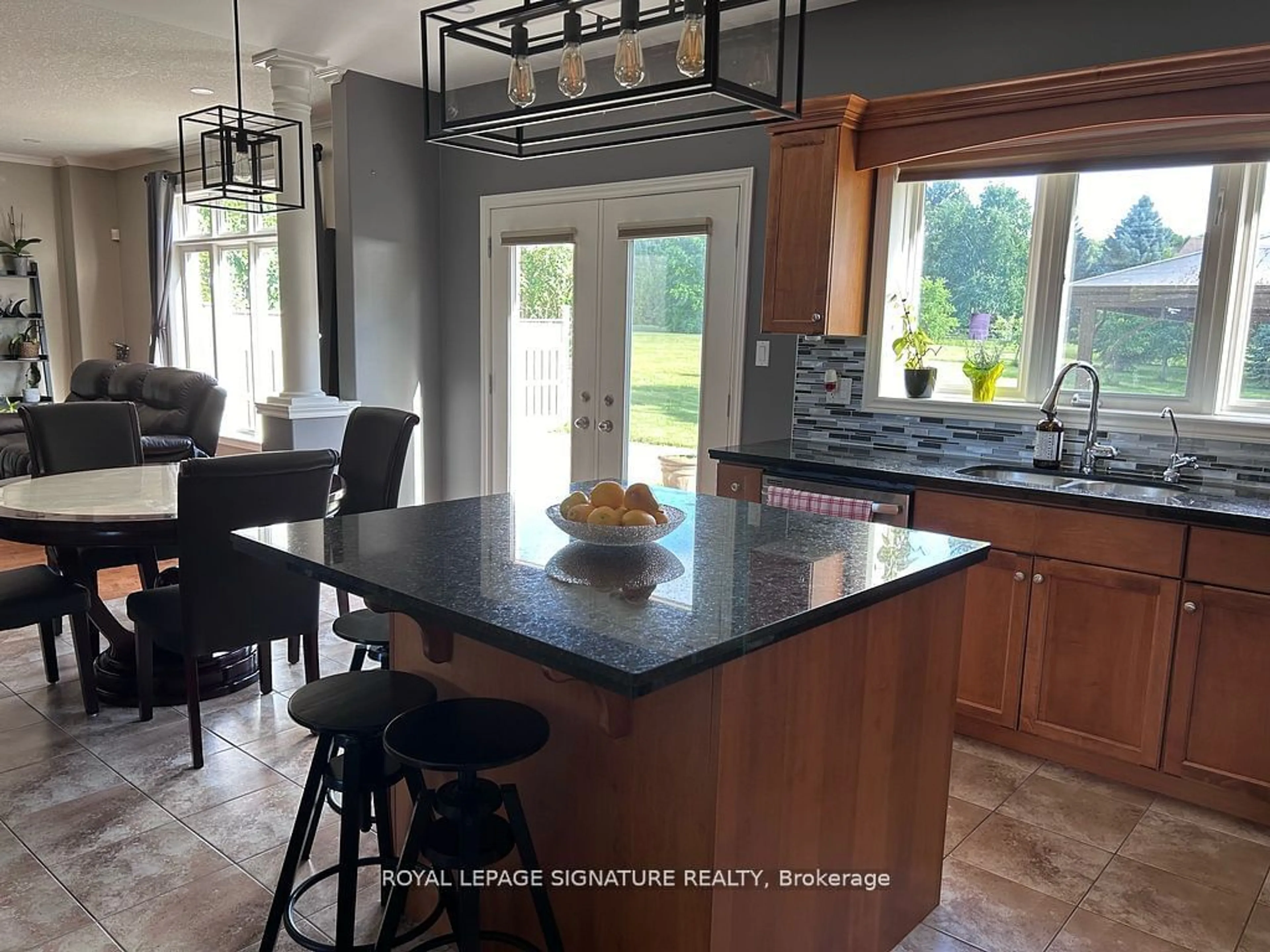 Open concept kitchen, ceramic/tile floor for 152 Central Ave, Grimsby Ontario L3M 2X5