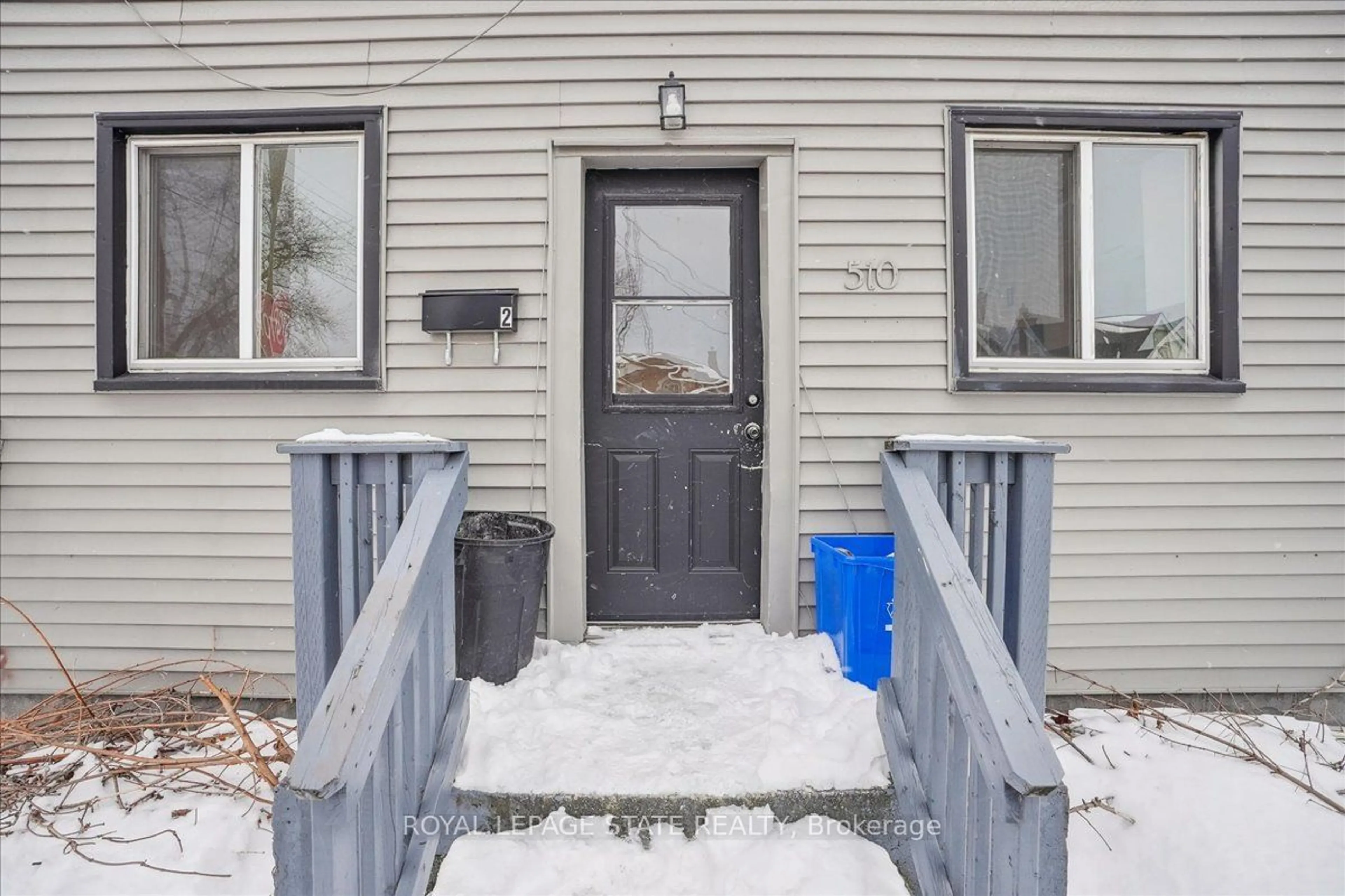 Indoor entryway for 510 Britannia Ave, Hamilton Ontario L8H 1Z6