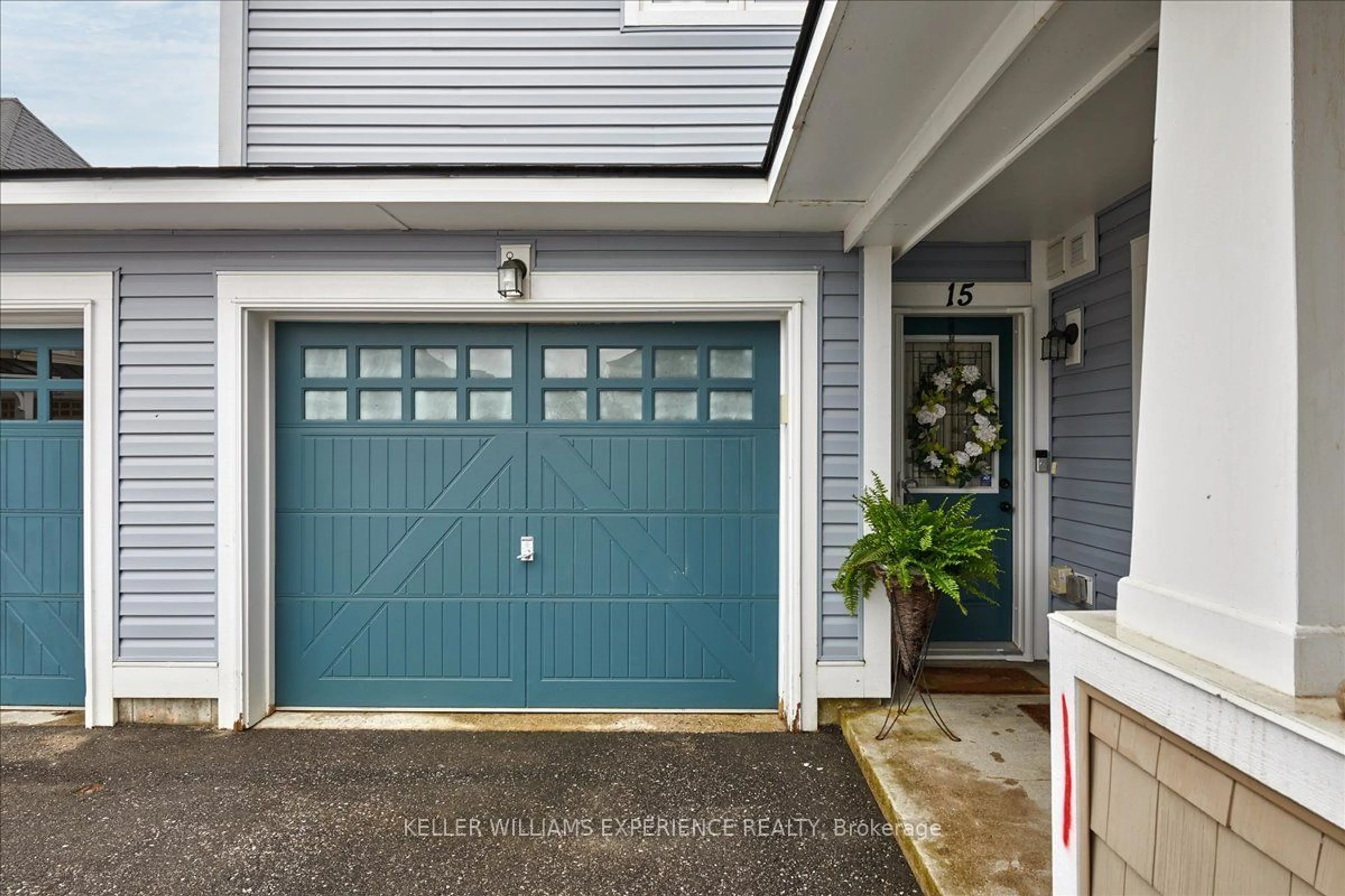 Indoor entryway for 15 Carnoustie Lane, Georgian Bay Ontario L0K 1S0