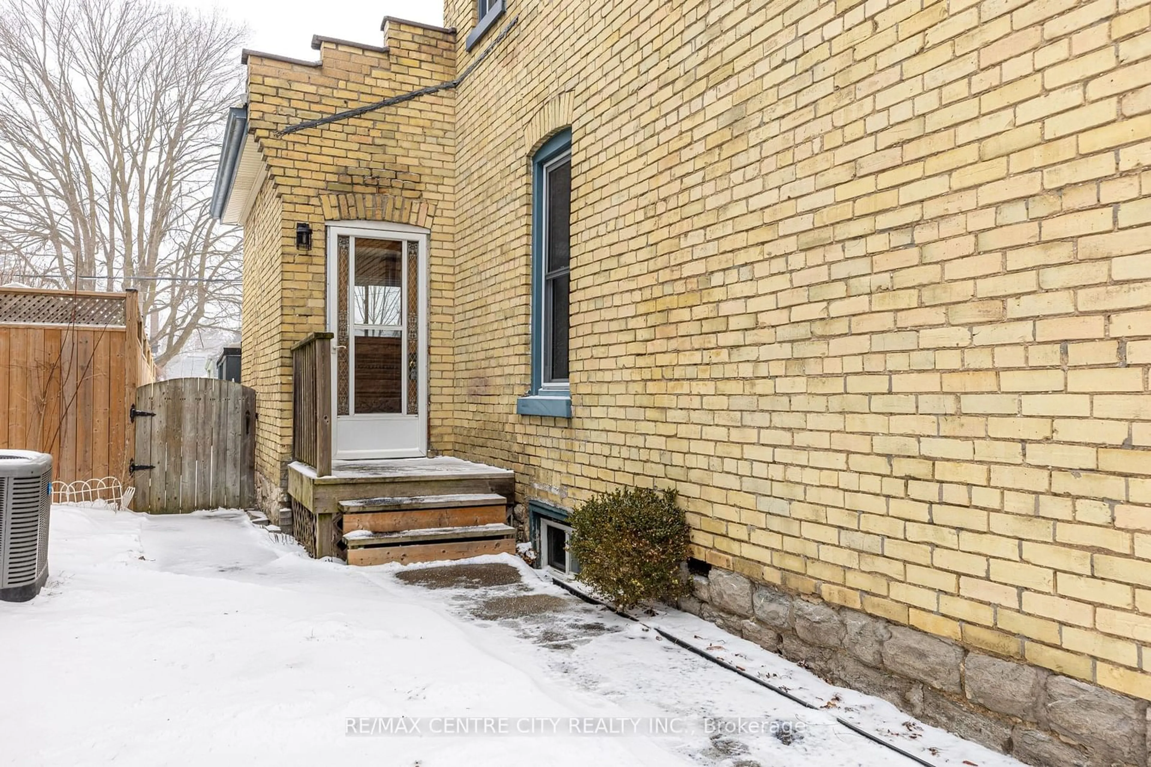 Home with brick exterior material, street for 82 Manitoba St, St. Thomas Ontario N5P 3A4