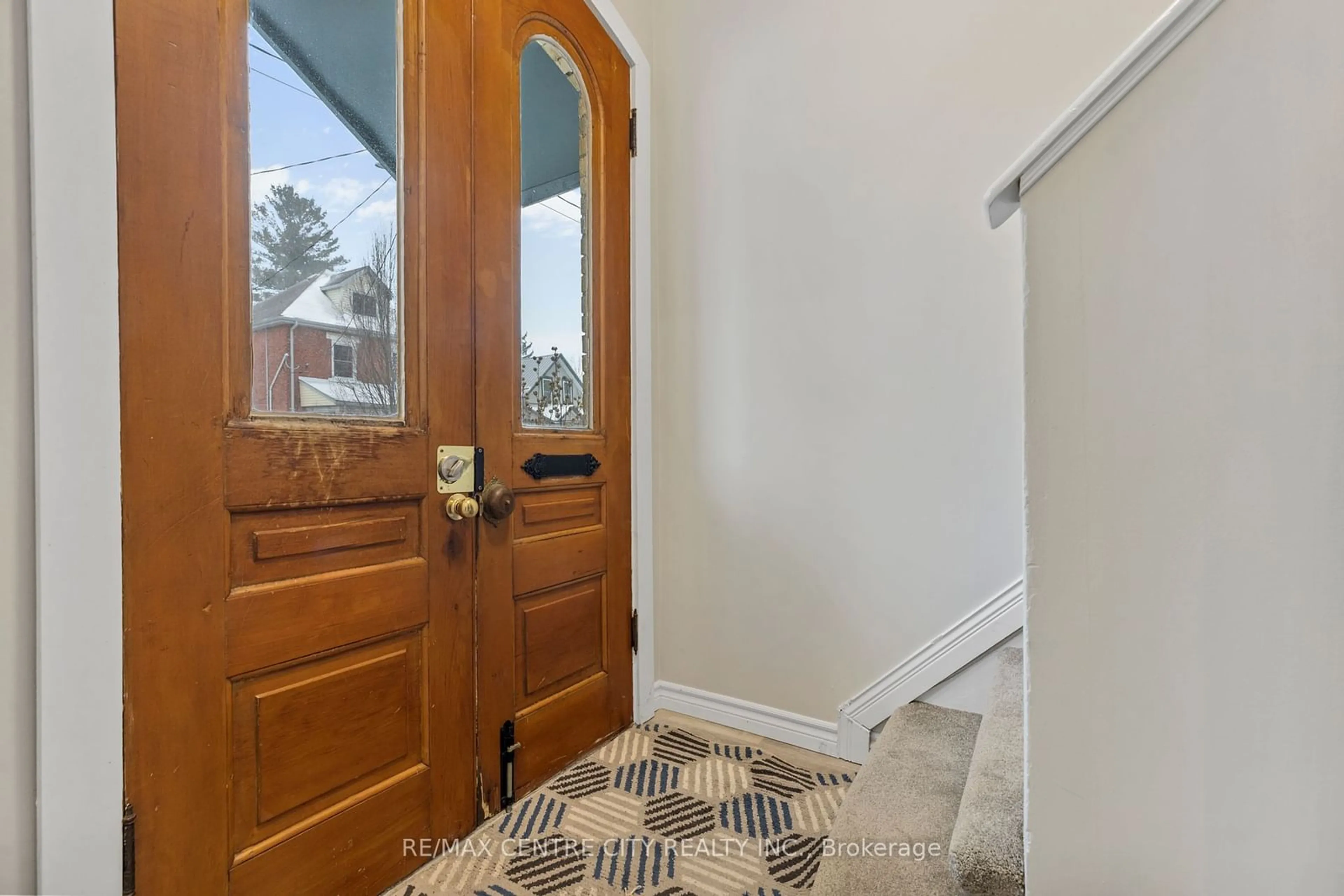 Indoor entryway for 82 Manitoba St, St. Thomas Ontario N5P 3A4