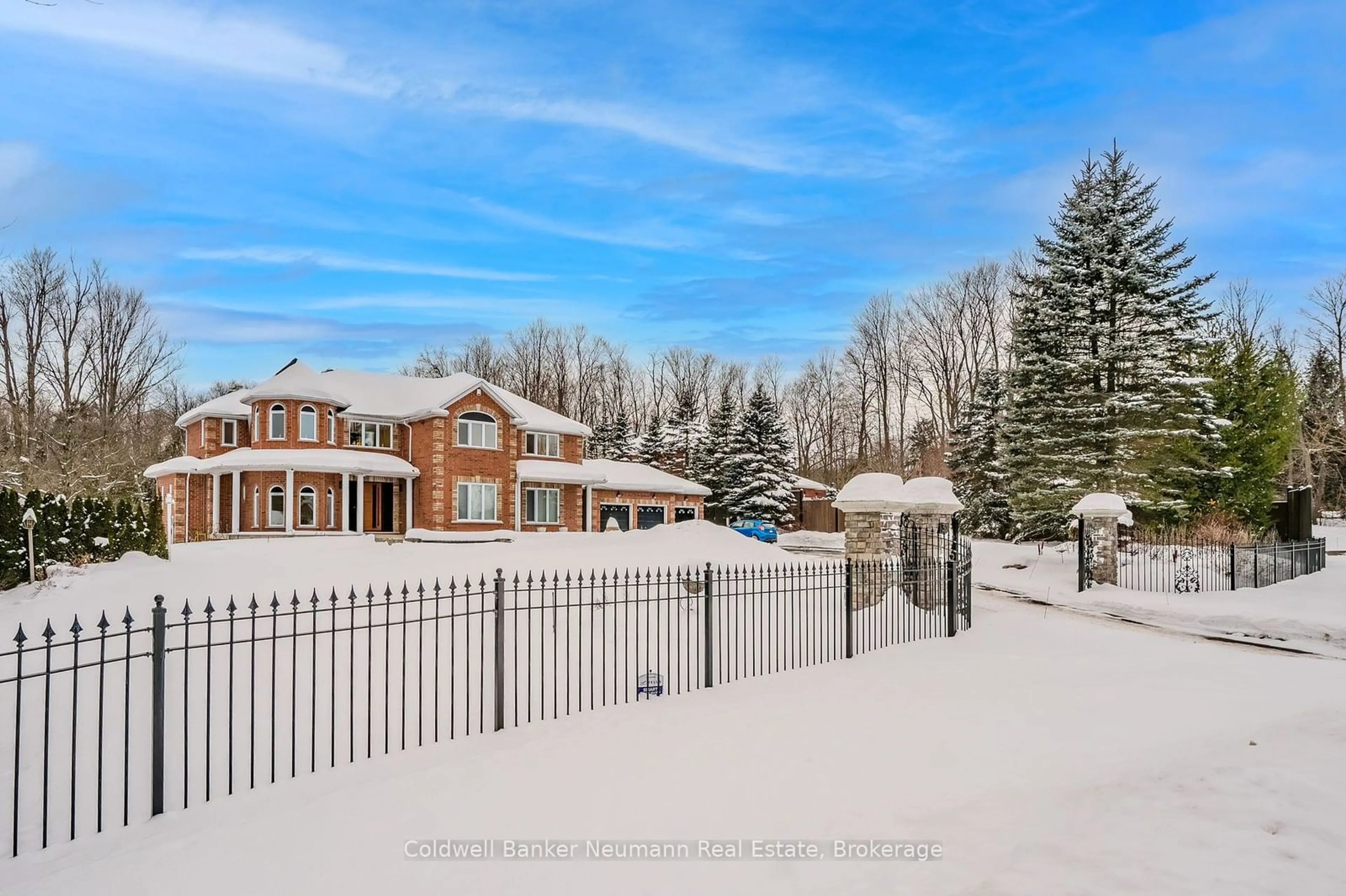 A pic from outside/outdoor area/front of a property/back of a property/a pic from drone, street for 32 Forest Ridge Rd, Erin Ontario N0B 1T0