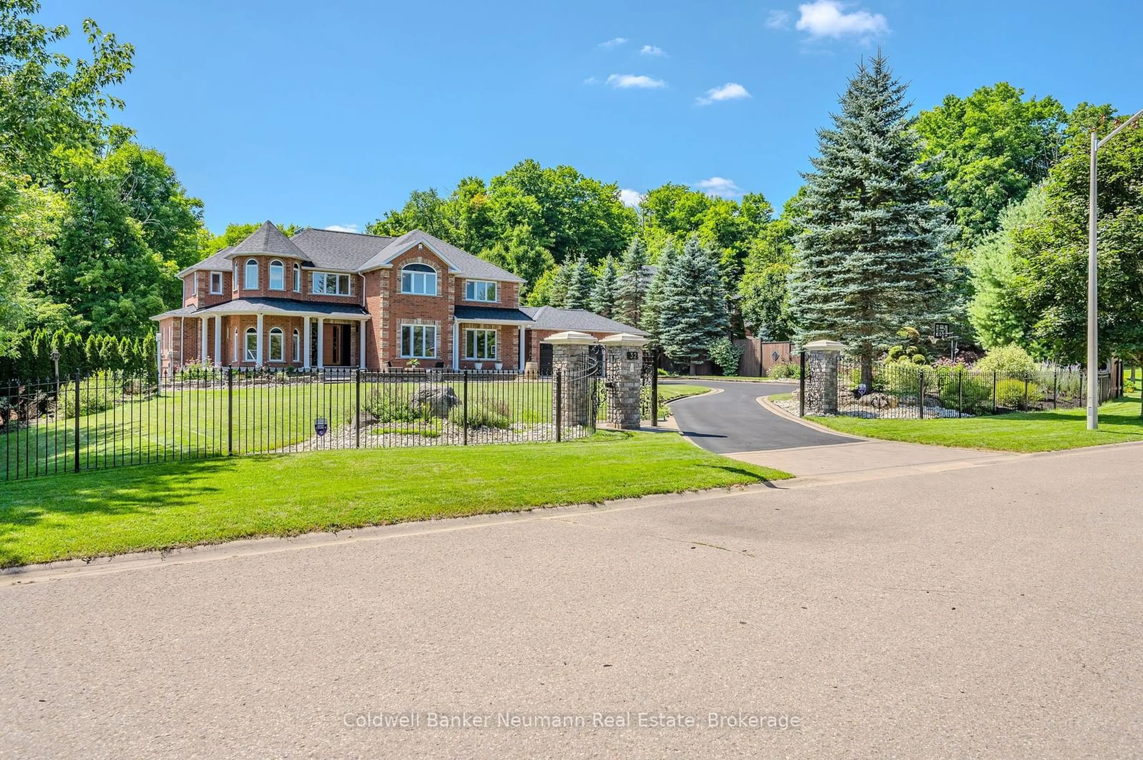 A pic from outside/outdoor area/front of a property/back of a property/a pic from drone, unknown for 32 Forest Ridge Rd, Erin Ontario N0B 1T0