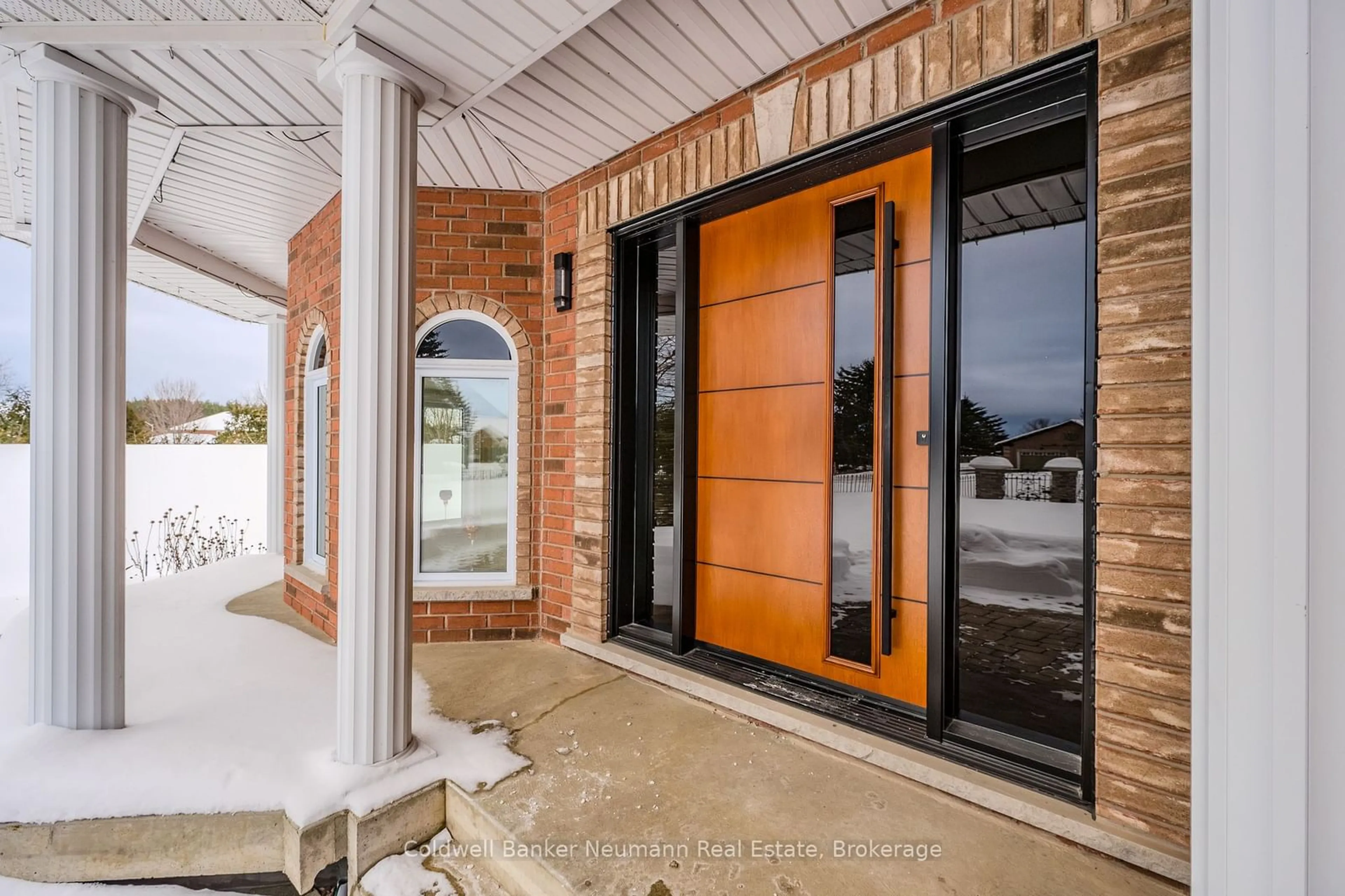 Indoor entryway for 32 Forest Ridge Rd, Erin Ontario N0B 1T0