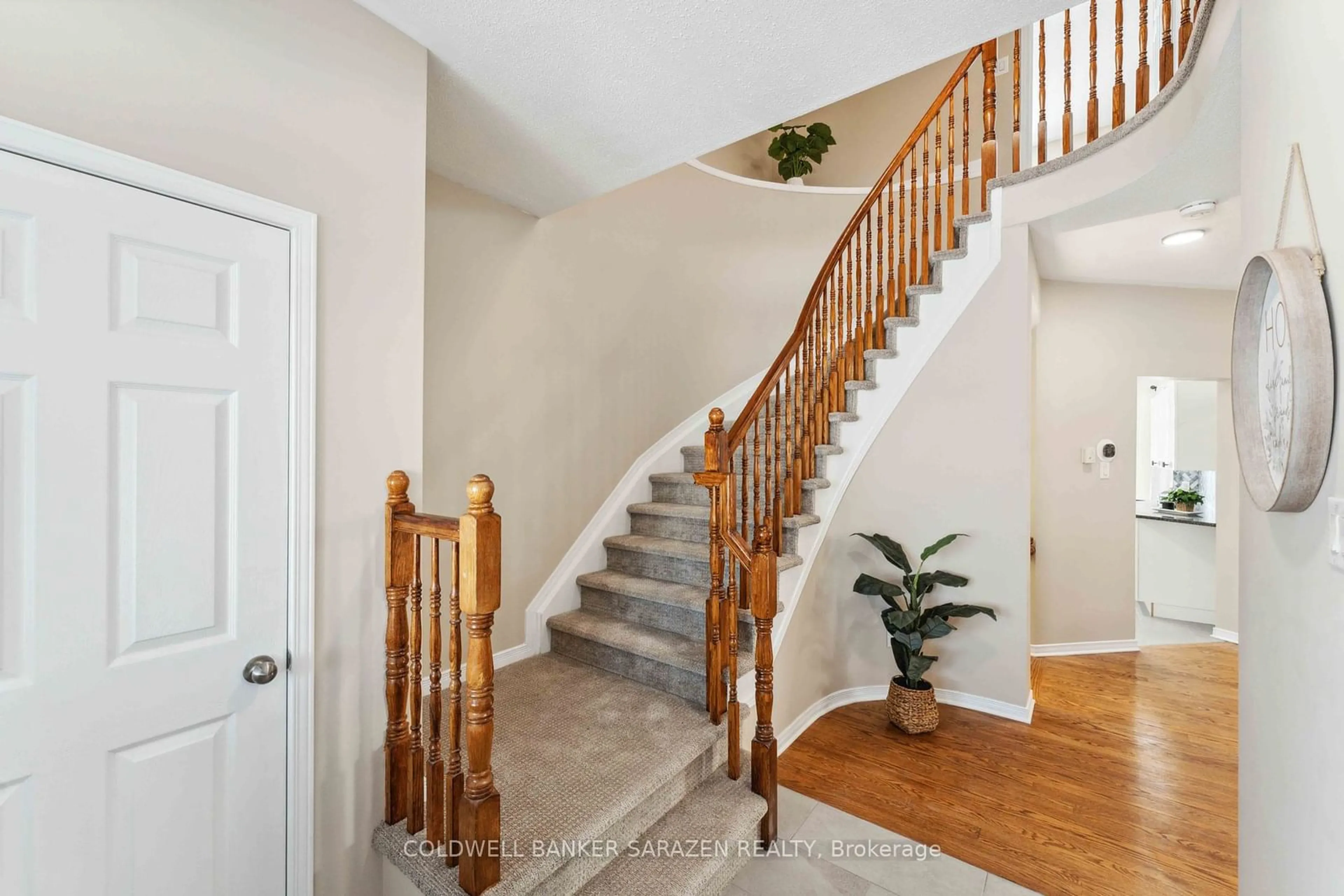 Indoor entryway for 660 Anjana Circ, Barrhaven Ontario K2J 0E2