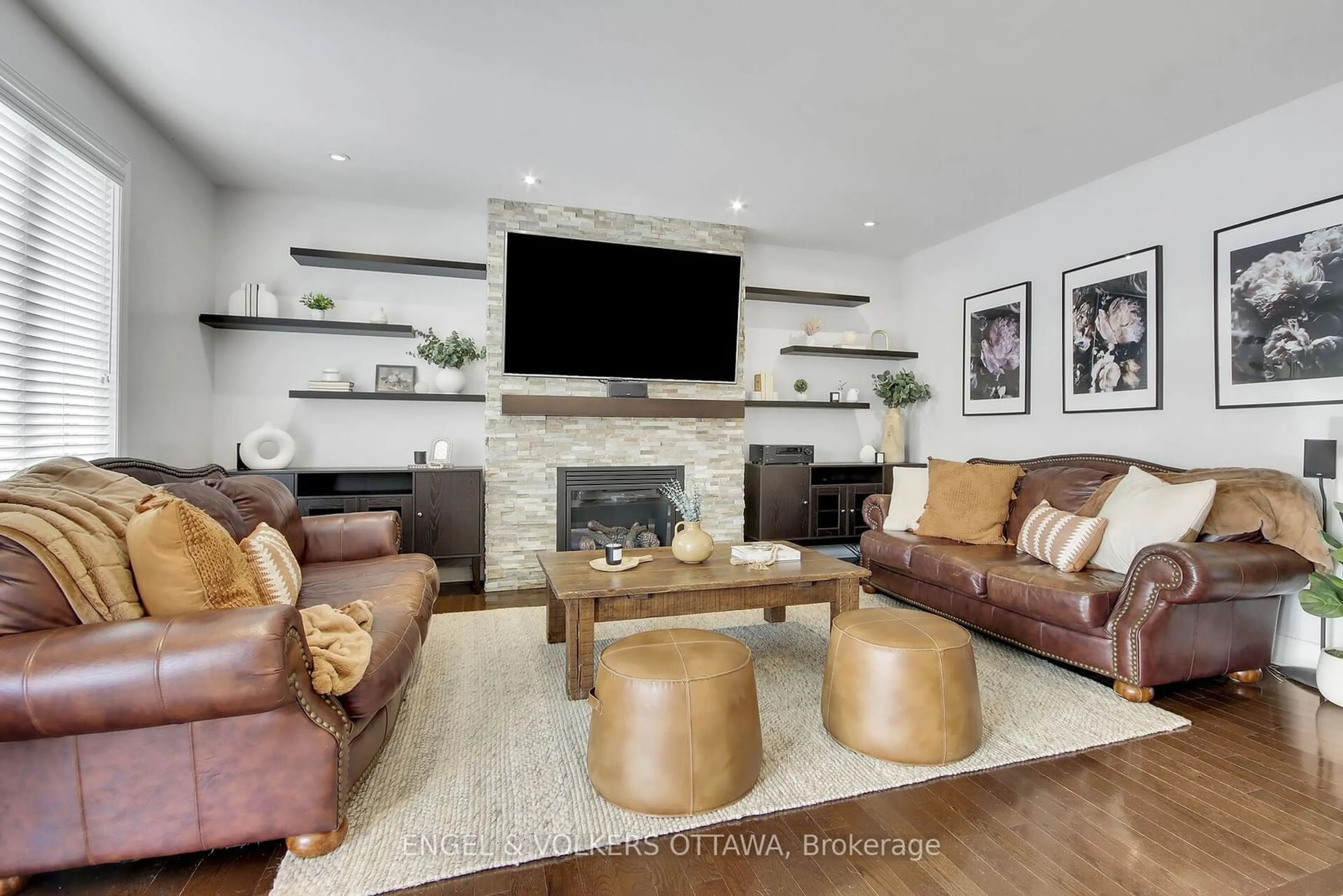 Living room with furniture, unknown for 1480 Waters Edge Way, Greely - Metcalfe - Osgoode - Vernon and Area Ontario K4P 0C8