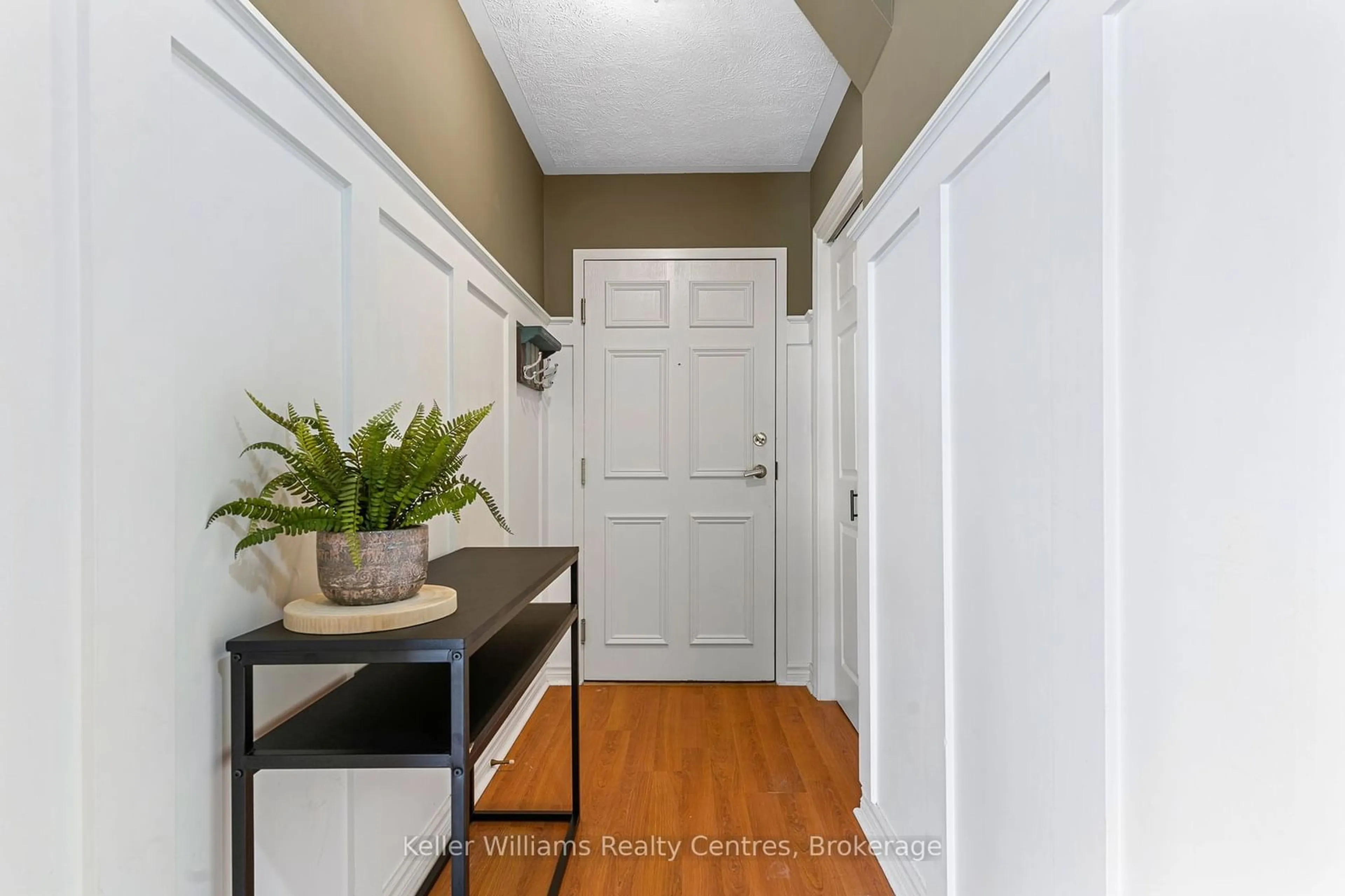 Indoor entryway for 1717 2nd Ave #505, Owen Sound Ontario N4K 6V4