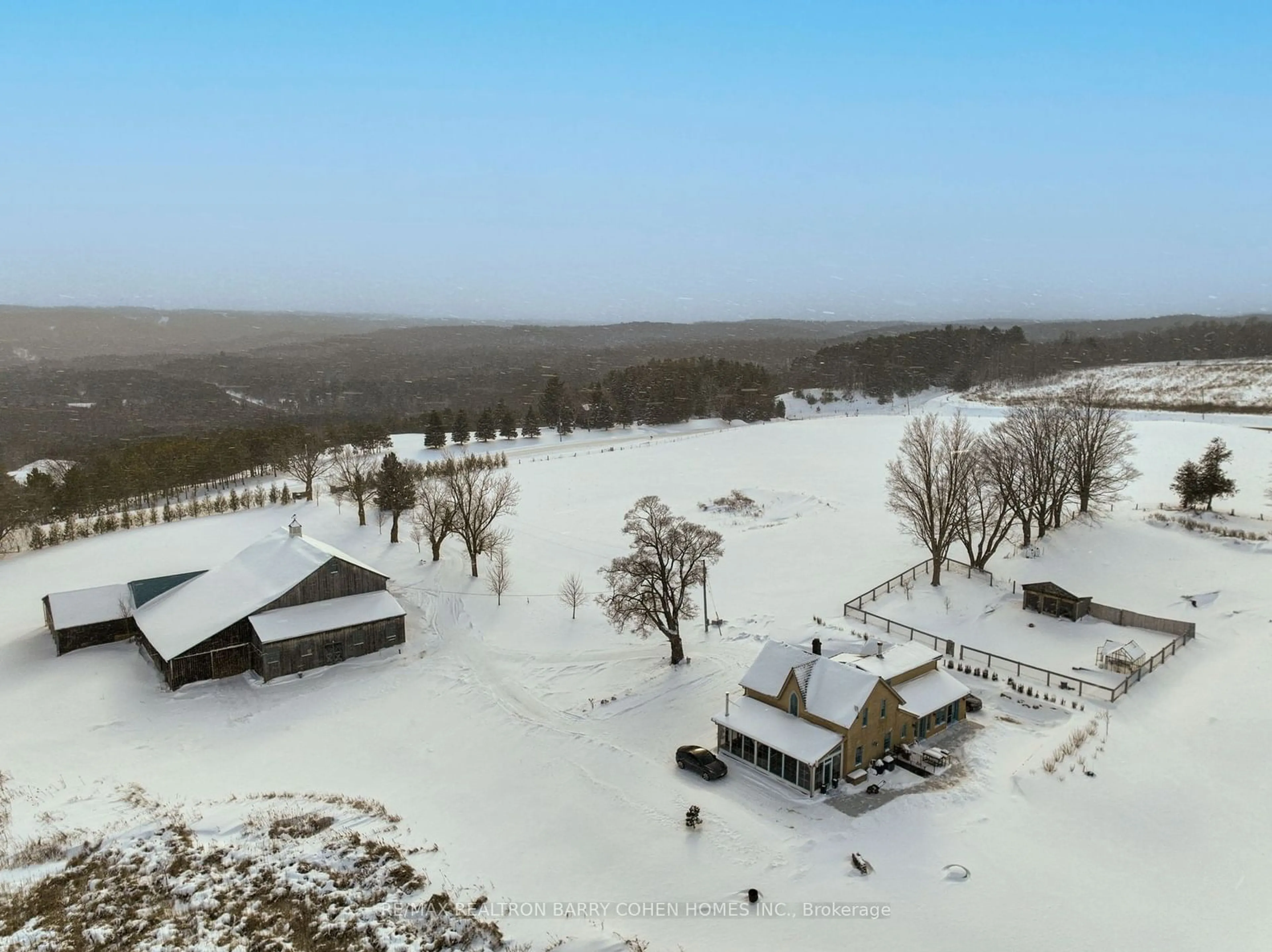 A pic from outside/outdoor area/front of a property/back of a property/a pic from drone, mountain view for 348299 15th Sdrd, Mono Ontario L9W 6S6