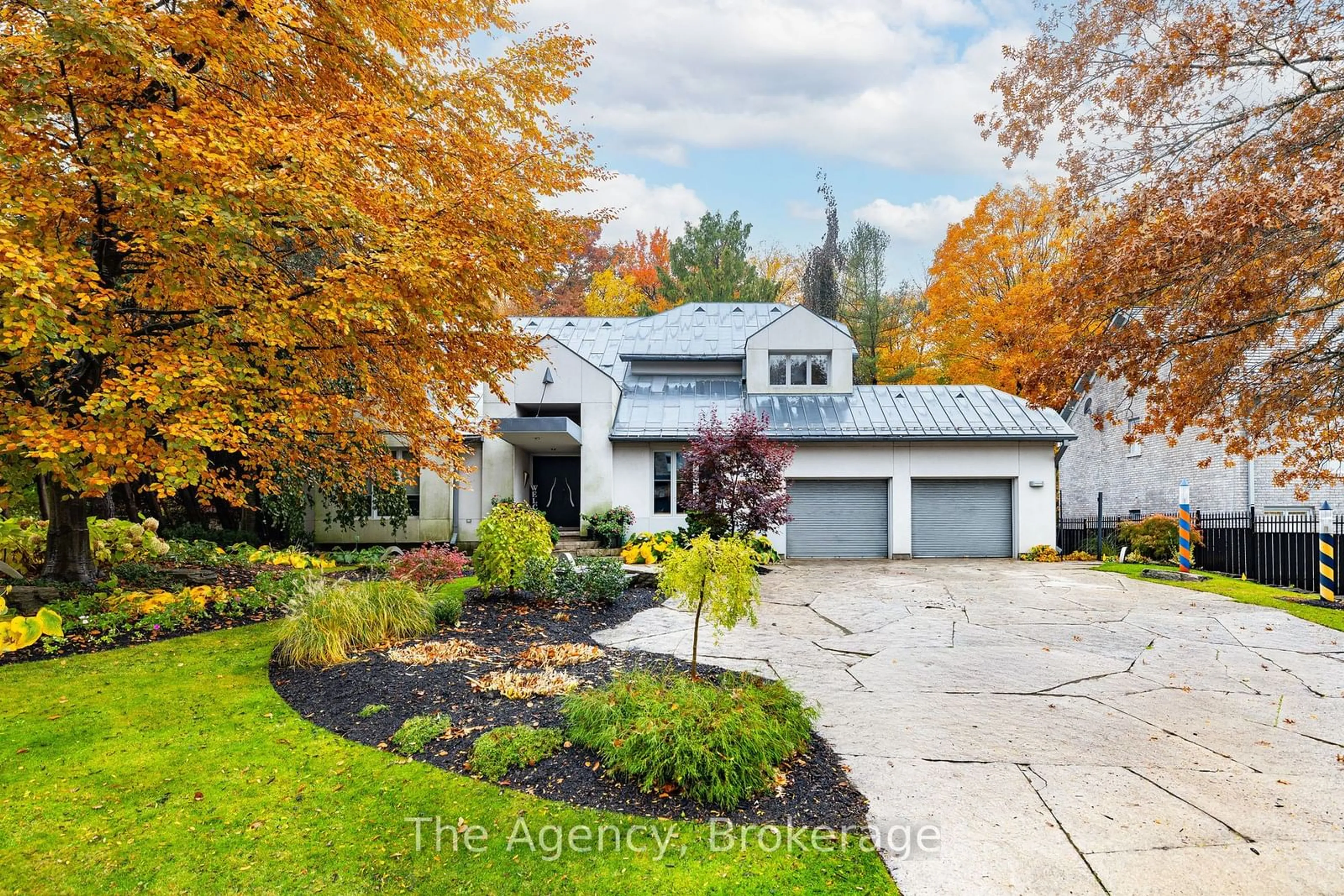 Home with vinyl exterior material, street for 140 Chancery Dr, Hamilton Ontario L9M 4M3