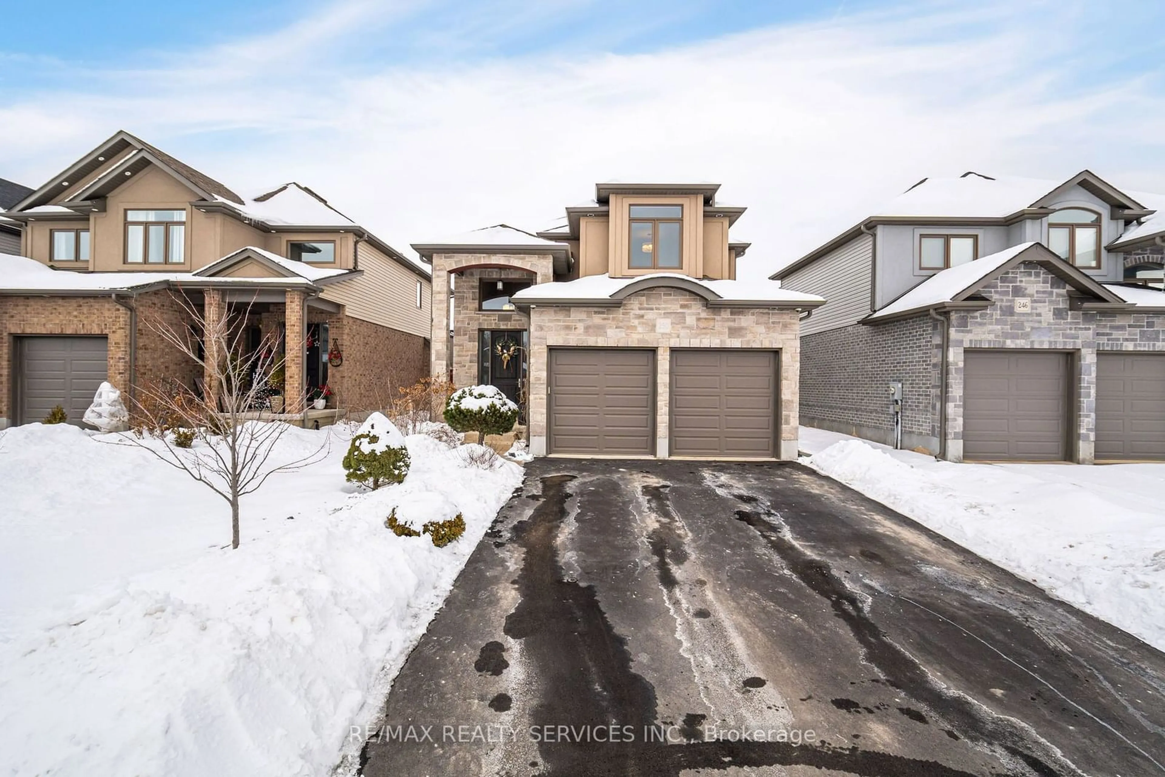 A pic from outside/outdoor area/front of a property/back of a property/a pic from drone, street for 250 Wedgewood Dr, Woodstock Ontario N4T 0E1