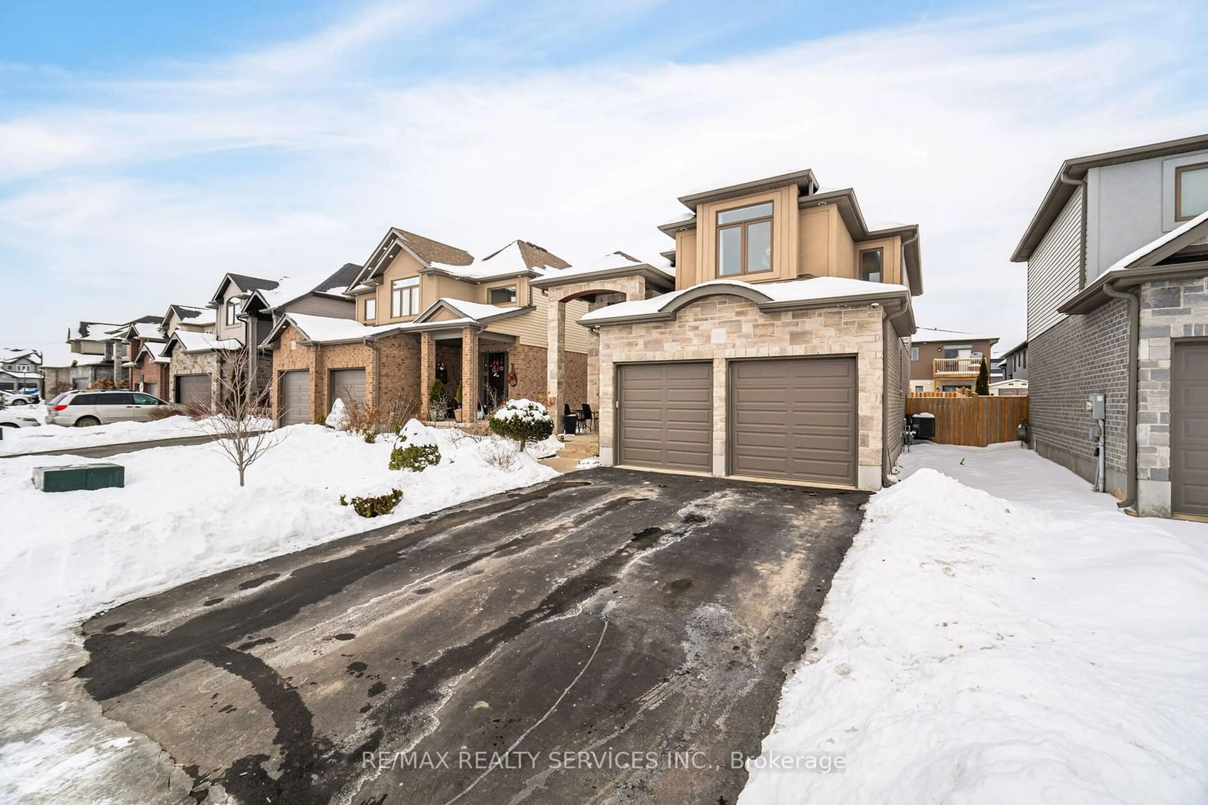 A pic from outside/outdoor area/front of a property/back of a property/a pic from drone, street for 250 Wedgewood Dr, Woodstock Ontario N4T 0E1