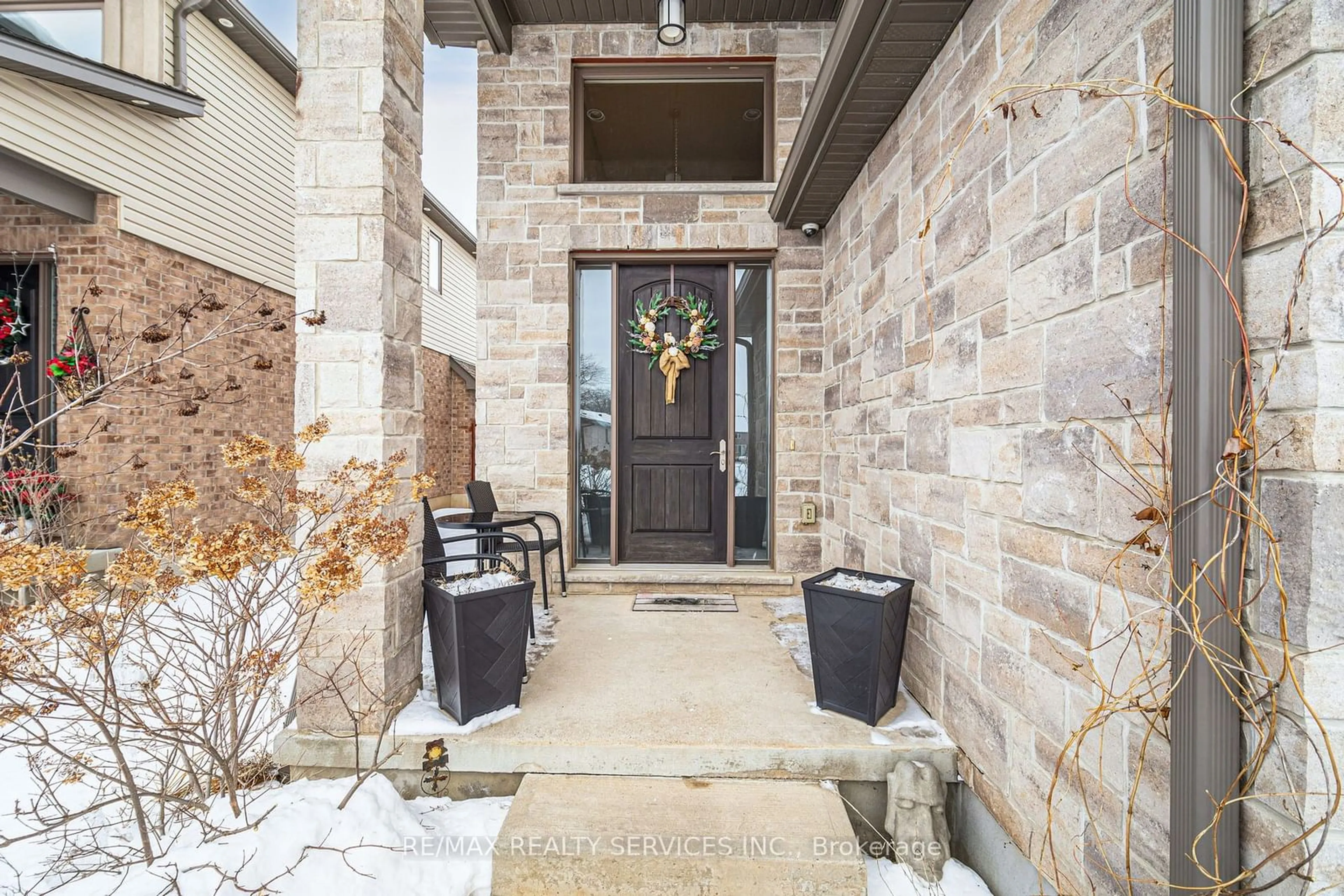 Indoor entryway for 250 Wedgewood Dr, Woodstock Ontario N4T 0E1