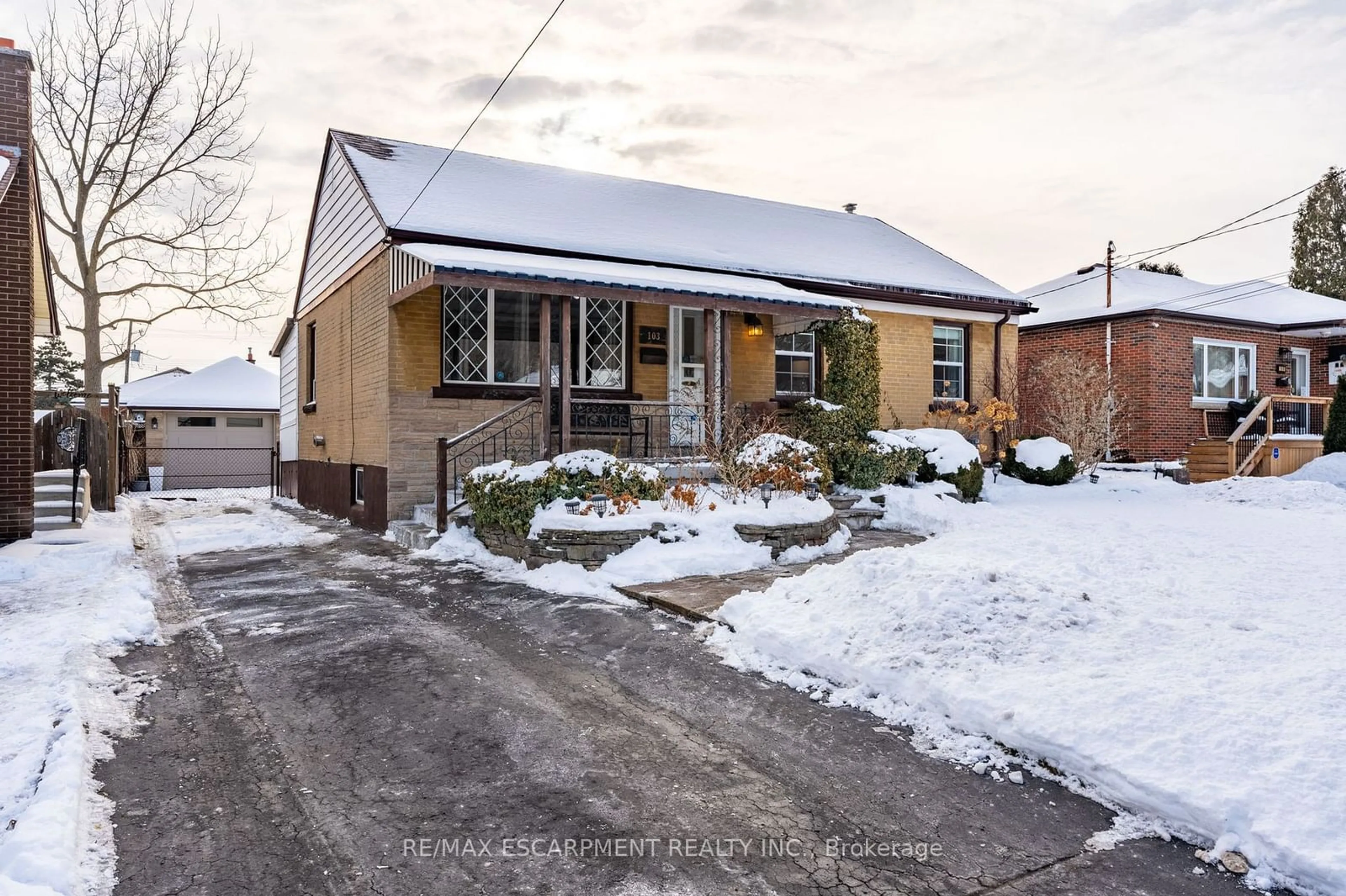 A pic from outside/outdoor area/front of a property/back of a property/a pic from drone, street for 103 Stewartdale Ave, Hamilton Ontario L8K 4P4