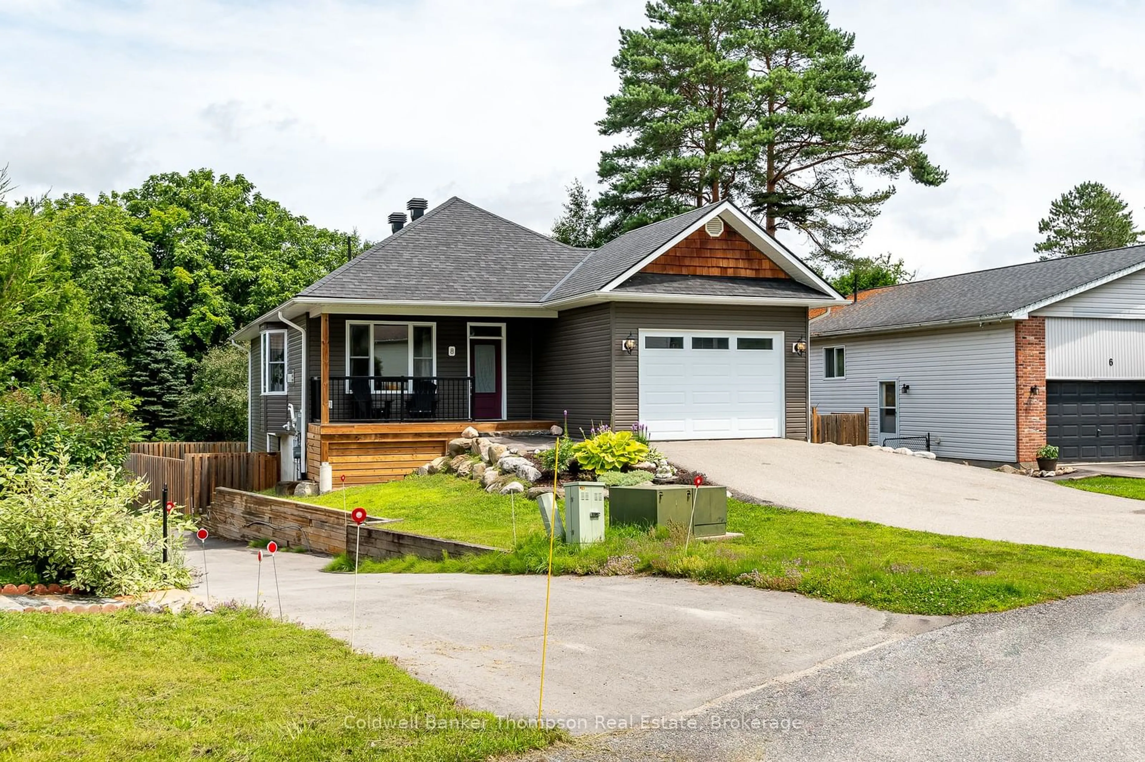 Home with brick exterior material, street for 8 Newhaven Crt, Huntsville Ontario P1H 1M8