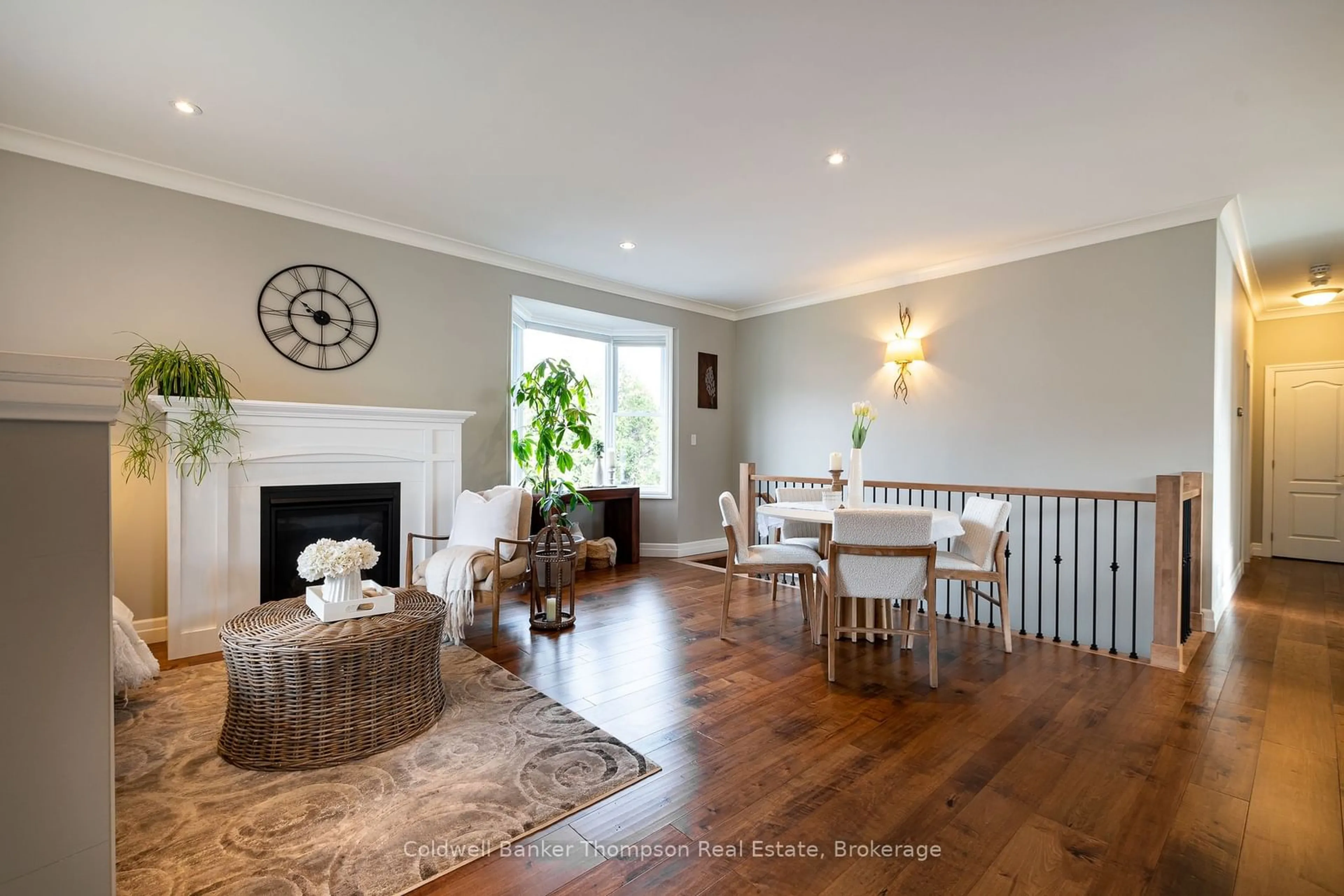 Living room with furniture, wood/laminate floor for 8 Newhaven Crt, Huntsville Ontario P1H 1M8