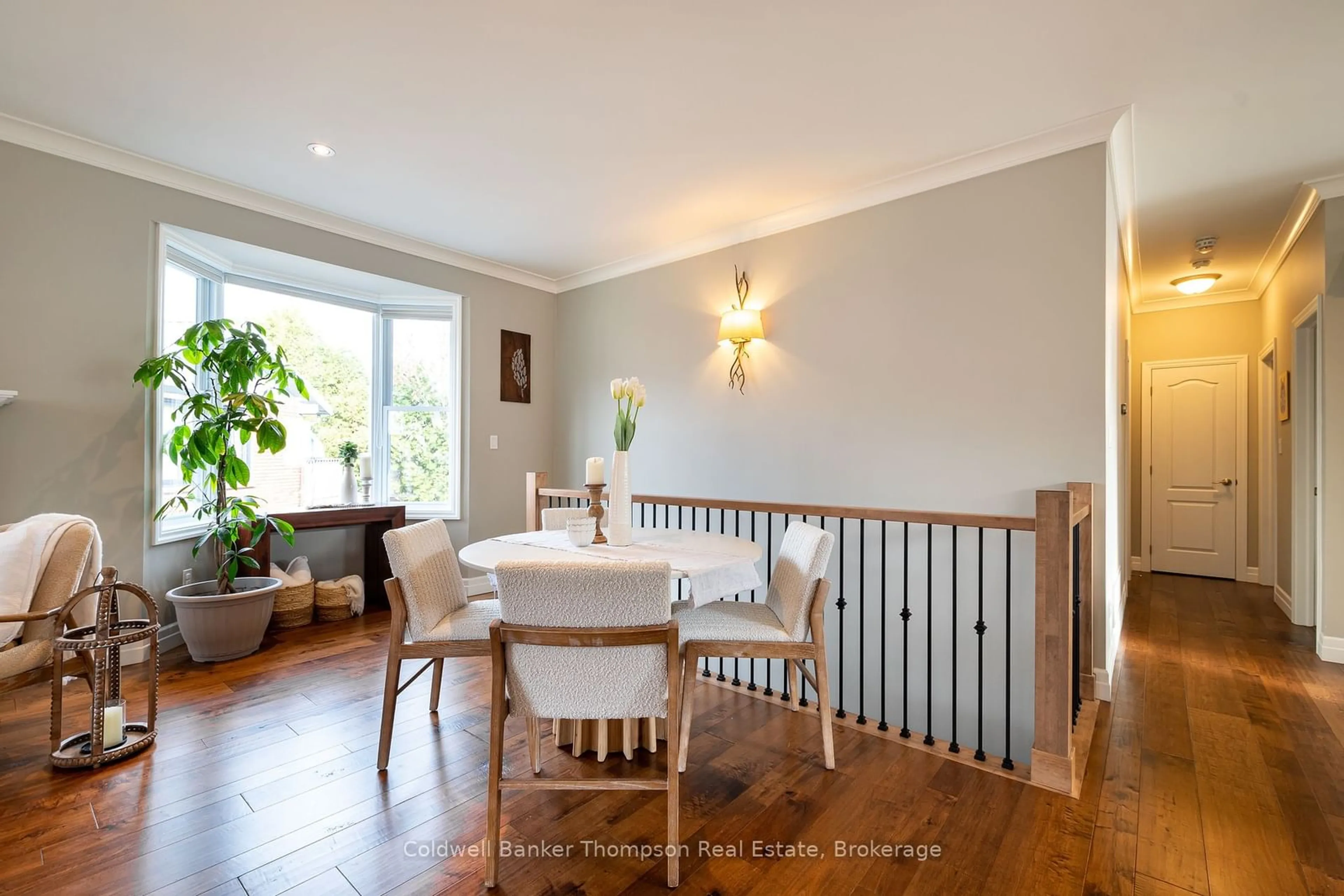 Dining room, wood/laminate floor for 8 Newhaven Crt, Huntsville Ontario P1H 1M8