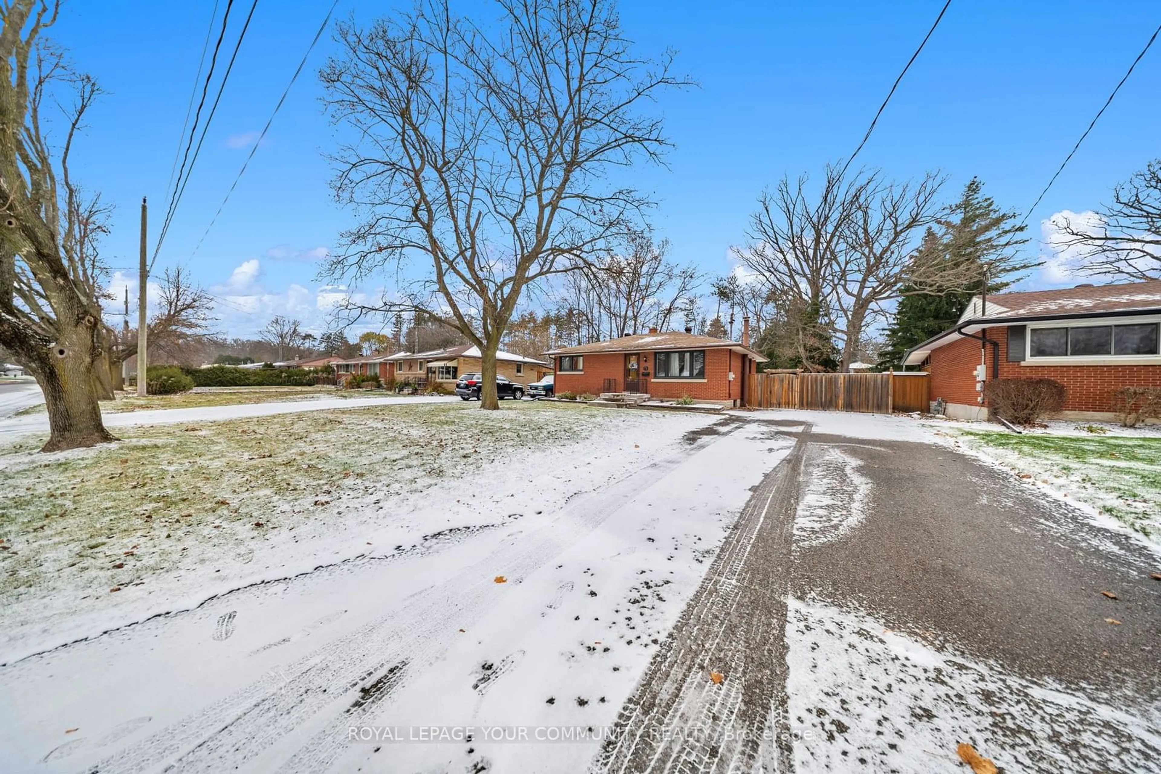 A pic from outside/outdoor area/front of a property/back of a property/a pic from drone, street for 32 Collingdon Dr, Brantford Ontario N3S 3E1