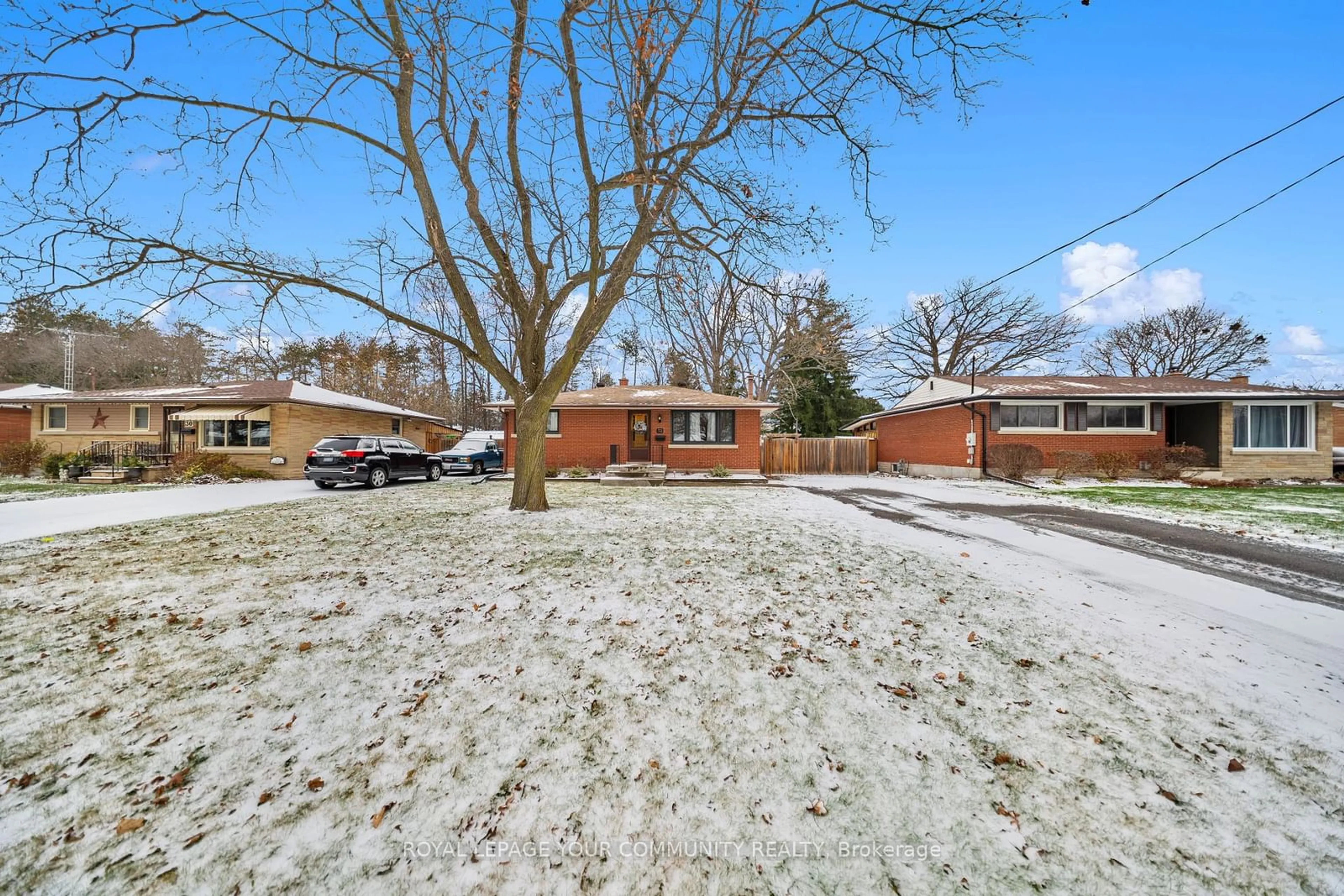 A pic from outside/outdoor area/front of a property/back of a property/a pic from drone, street for 32 Collingdon Dr, Brantford Ontario N3S 3E1