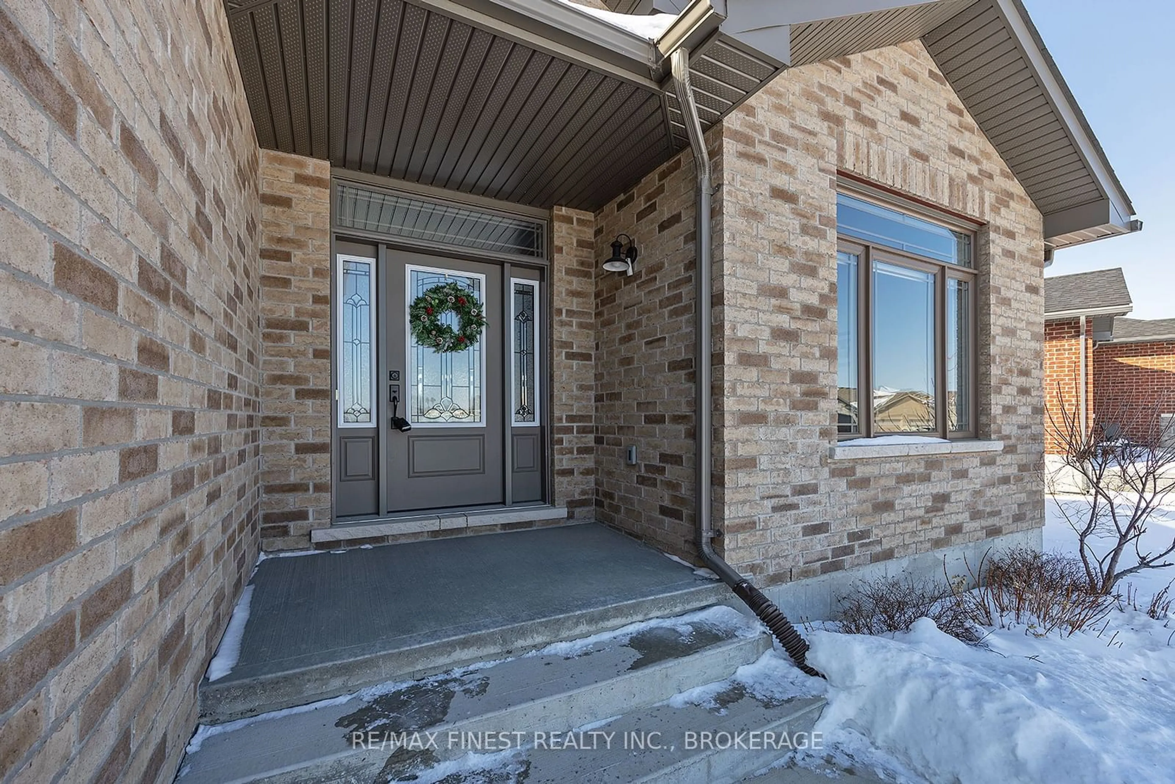 Indoor entryway for 154 Cherrywood Pkwy, Greater Napanee Ontario K7R 0C3