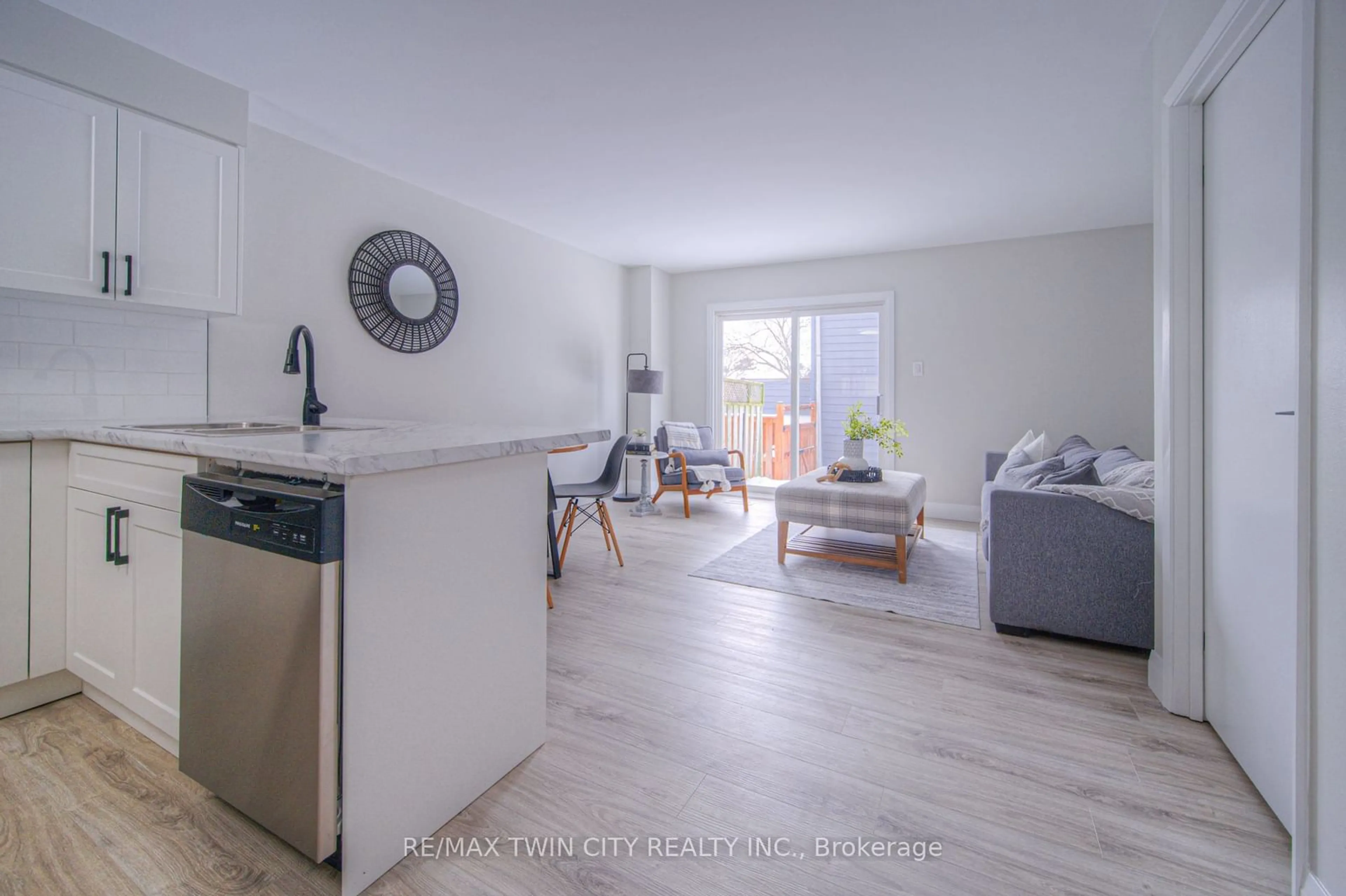 Open concept kitchen, wood/laminate floor for 135 CHALMERS St #31, Cambridge Ontario N1R 6M2