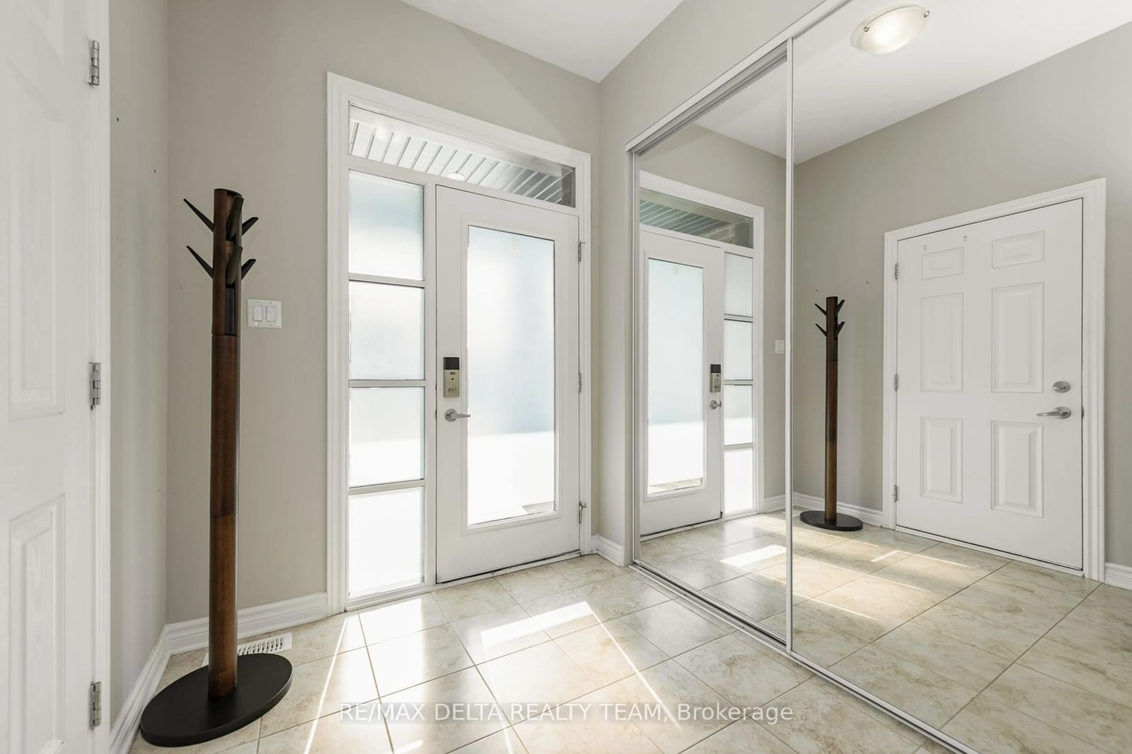 Indoor entryway for 553 Hyssop St, Orleans - Cumberland and Area Ontario K4A 1B9