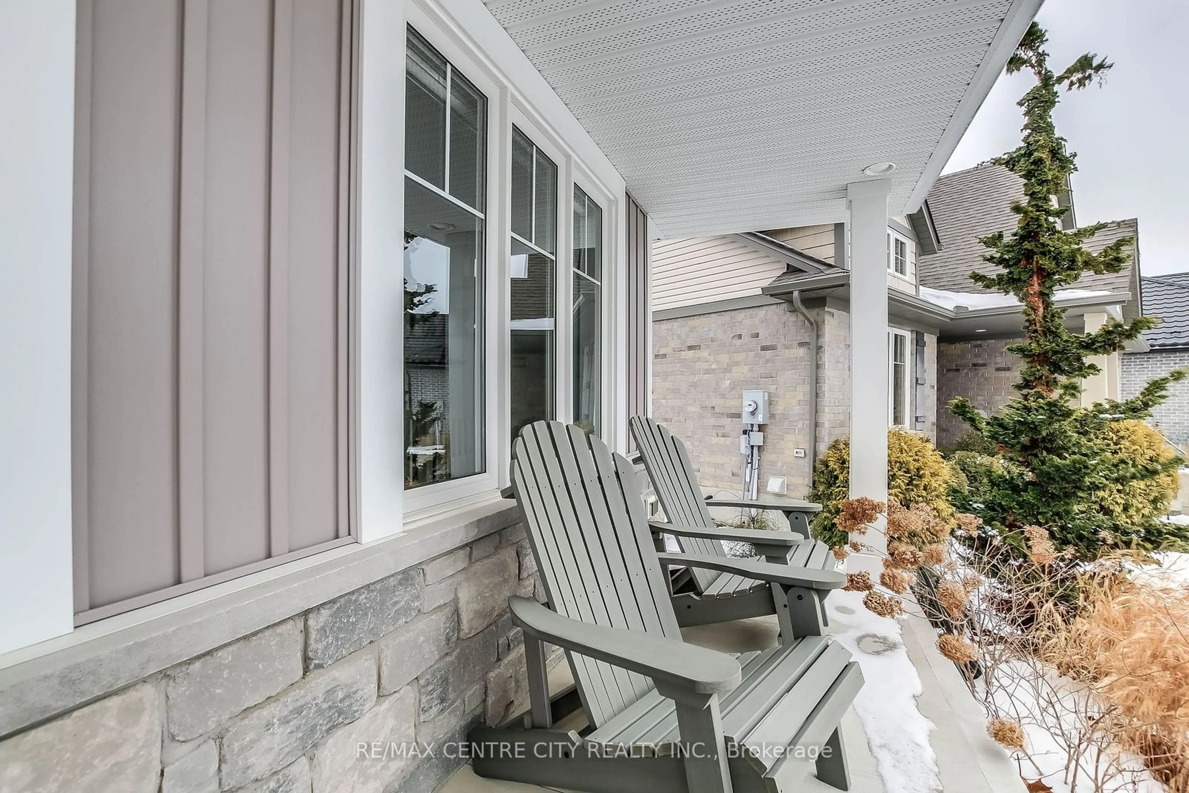 Patio, street for 31 Deerfield Crt, St. Thomas Ontario N5R 0B8