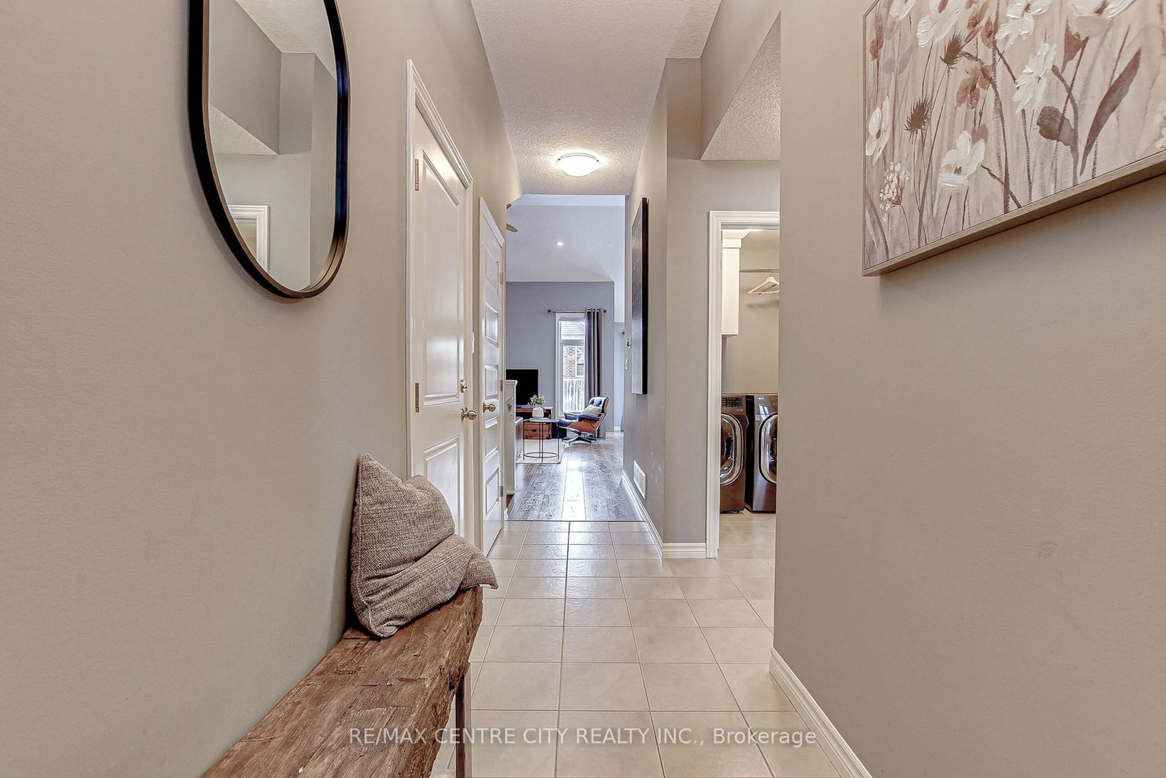 Indoor entryway for 31 Deerfield Crt, St. Thomas Ontario N5R 0B8