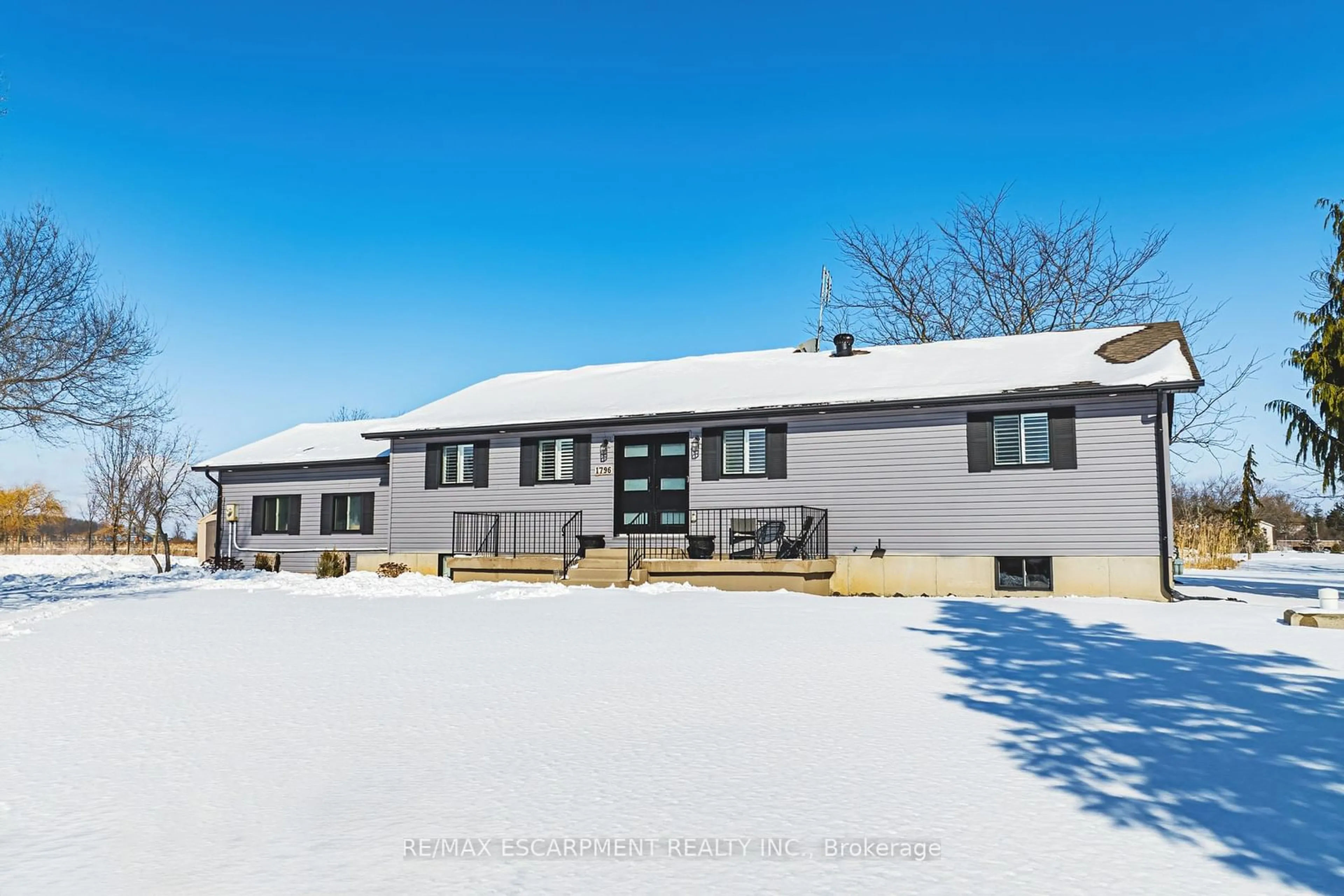 A pic from outside/outdoor area/front of a property/back of a property/a pic from drone, building for 1796 Penny Lane, West Lincoln Ontario L0R 1E0