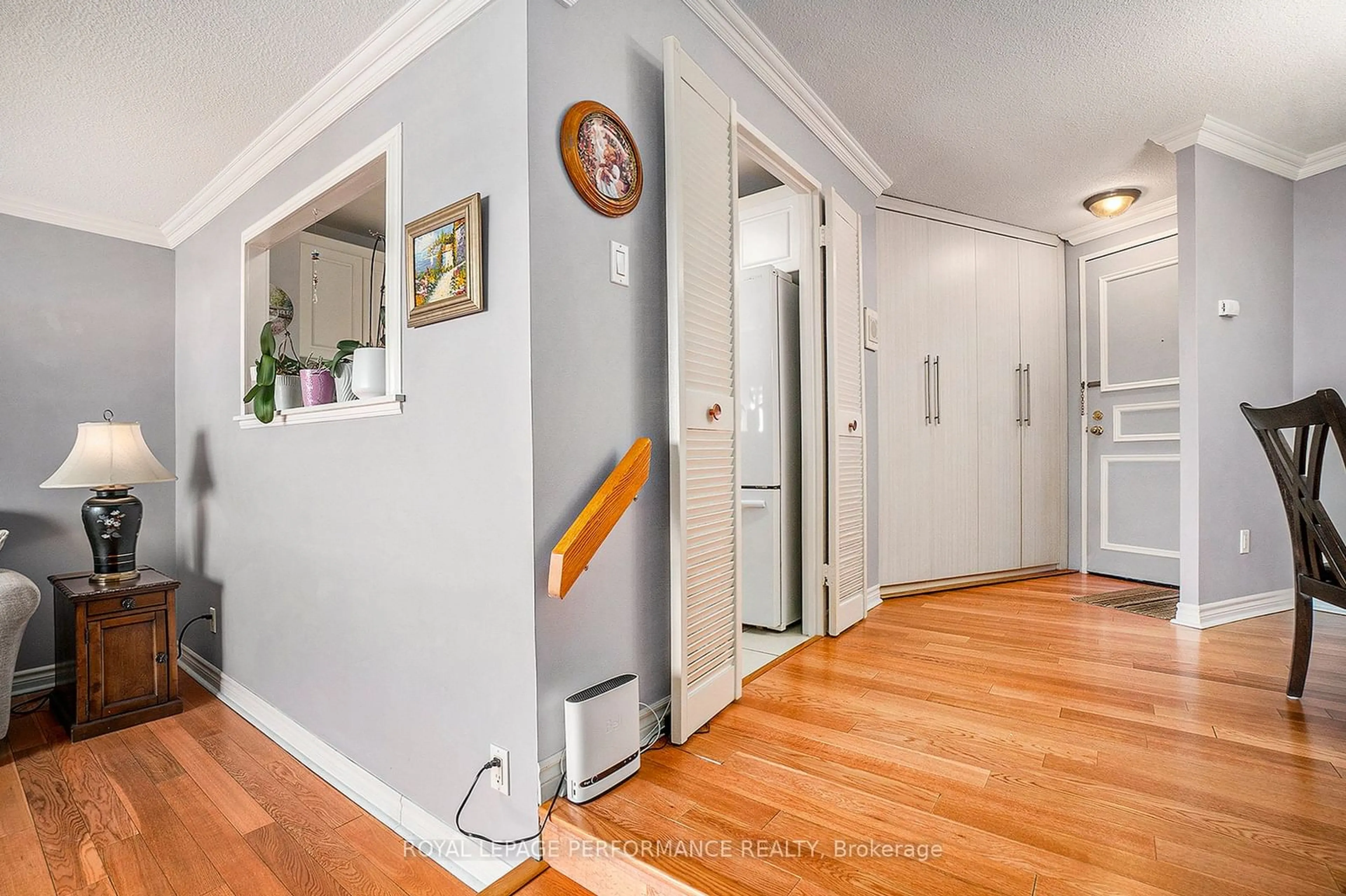 Indoor entryway for 1081 Ambleside Dr #1412, Woodroffe Ontario K2B 8C8