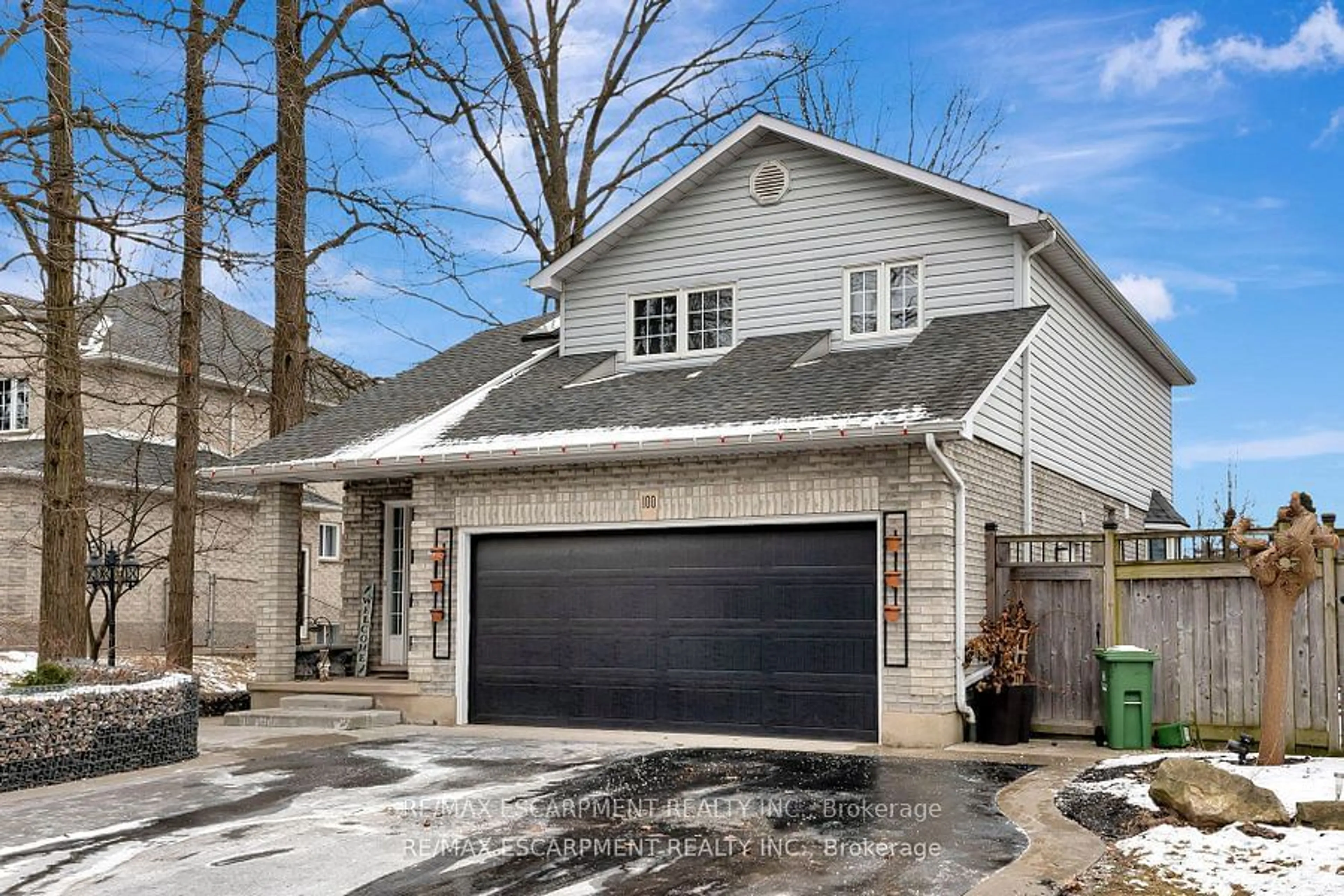 Indoor garage for 100 Stone Church Rd, Hamilton Ontario L9B 1A9