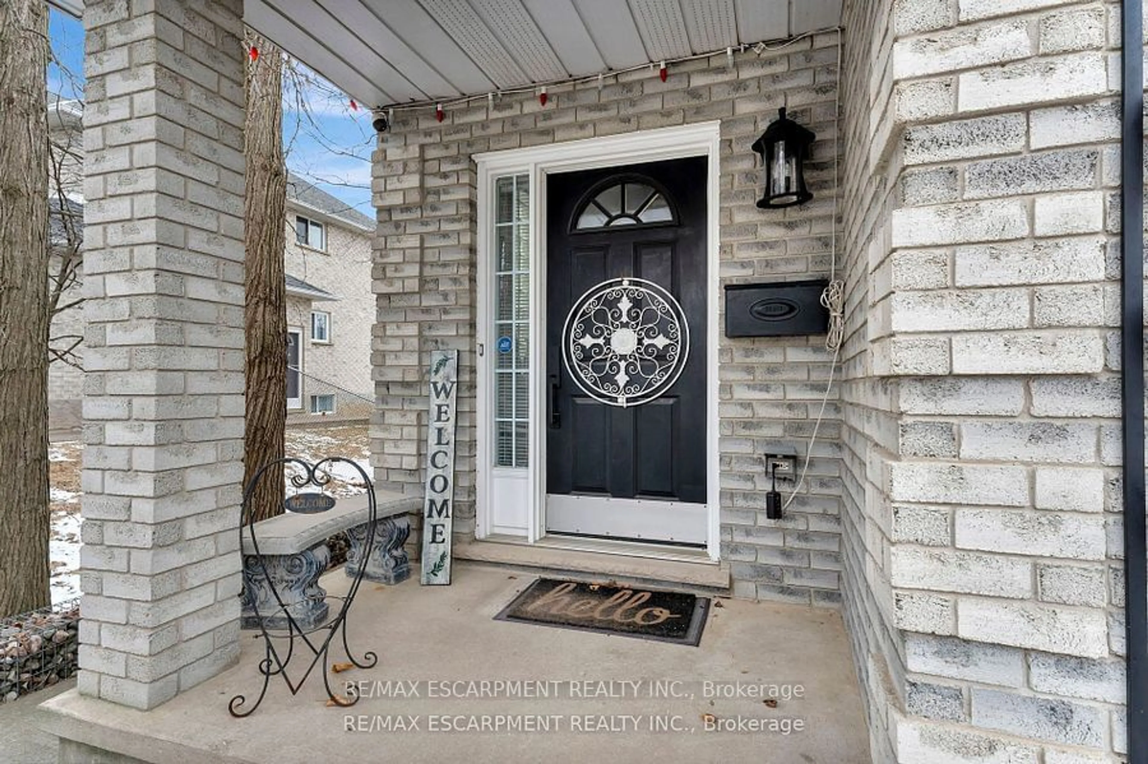 Indoor entryway for 100 Stone Church Rd, Hamilton Ontario L9B 1A9