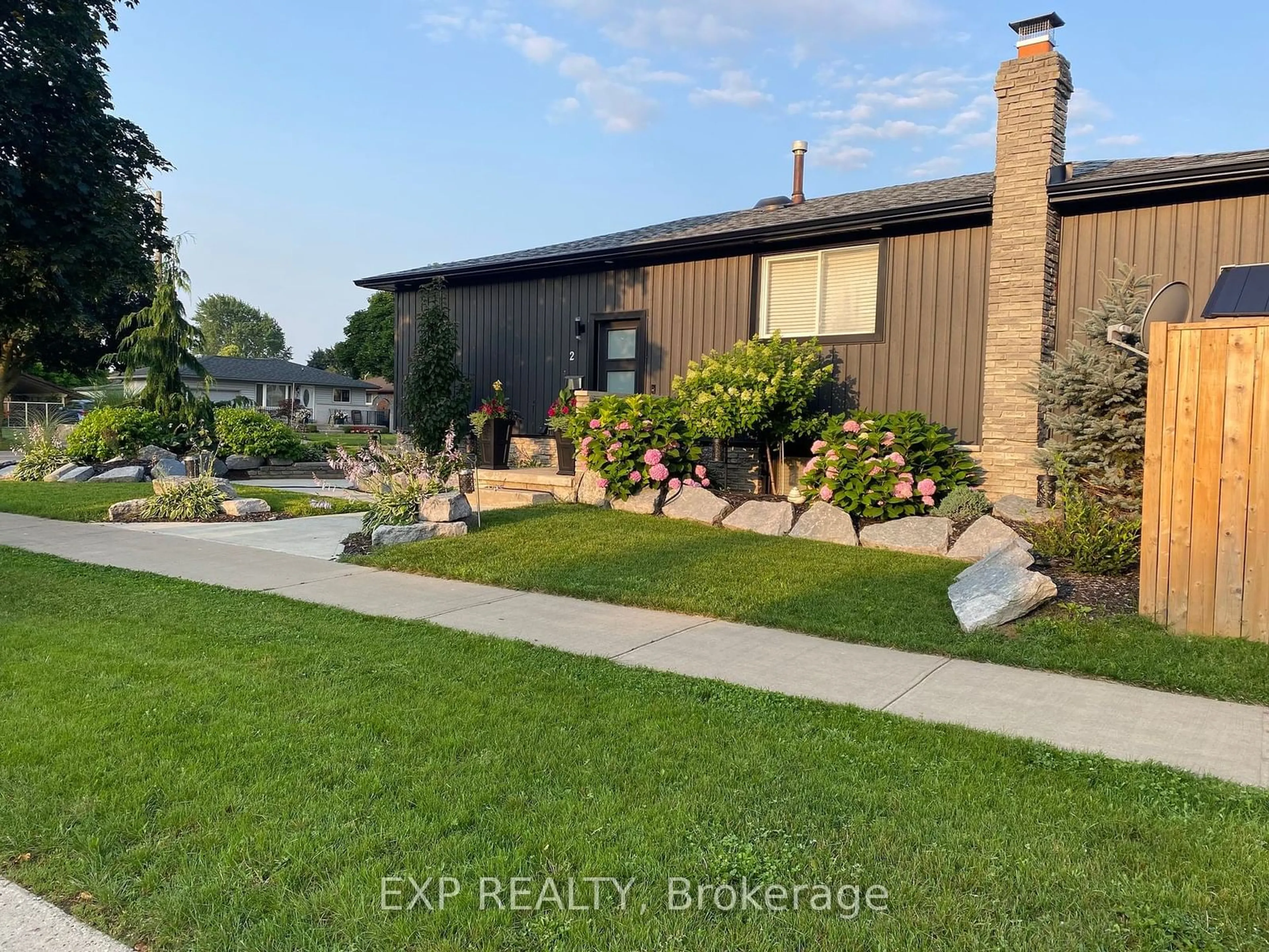 A pic from outside/outdoor area/front of a property/back of a property/a pic from drone, water/lake/river/ocean view for 2 Uplands Dr, Brantford Ontario N3R 6H6