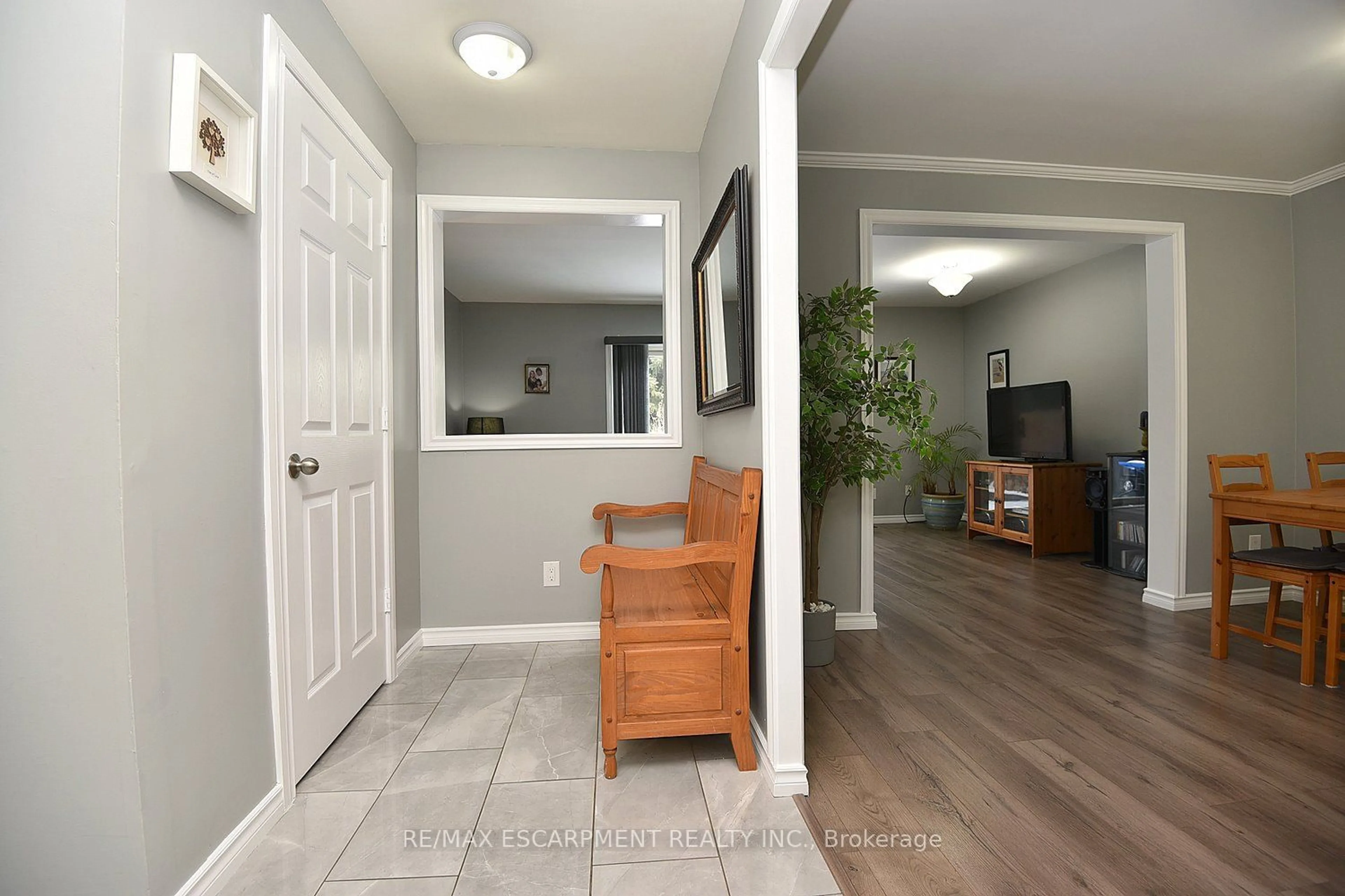 Indoor entryway for 302 Vine St #16, St. Catharines Ontario L2M 7M6