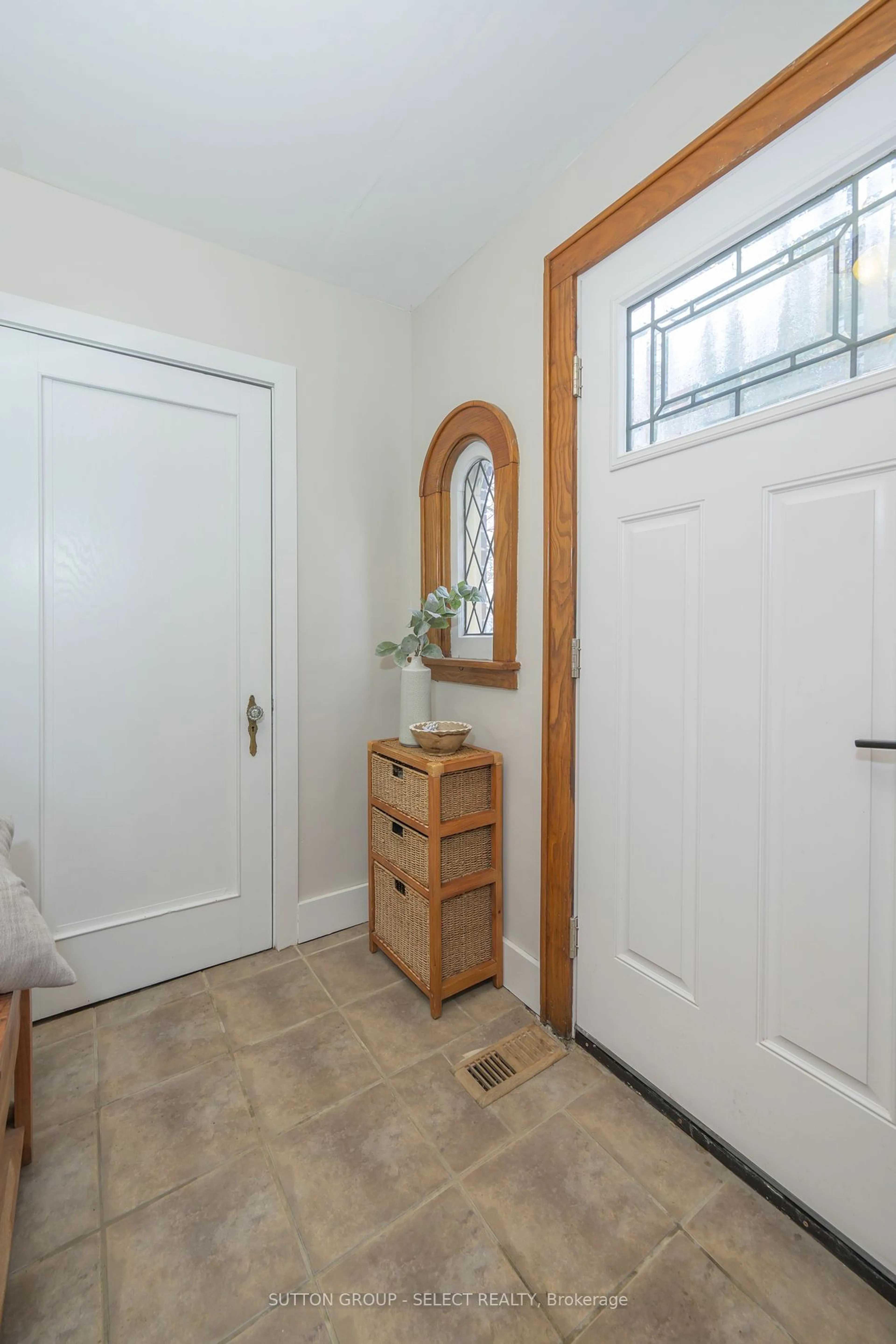 Indoor entryway for 644 Base Line Rd, London Ontario N6C 2R4