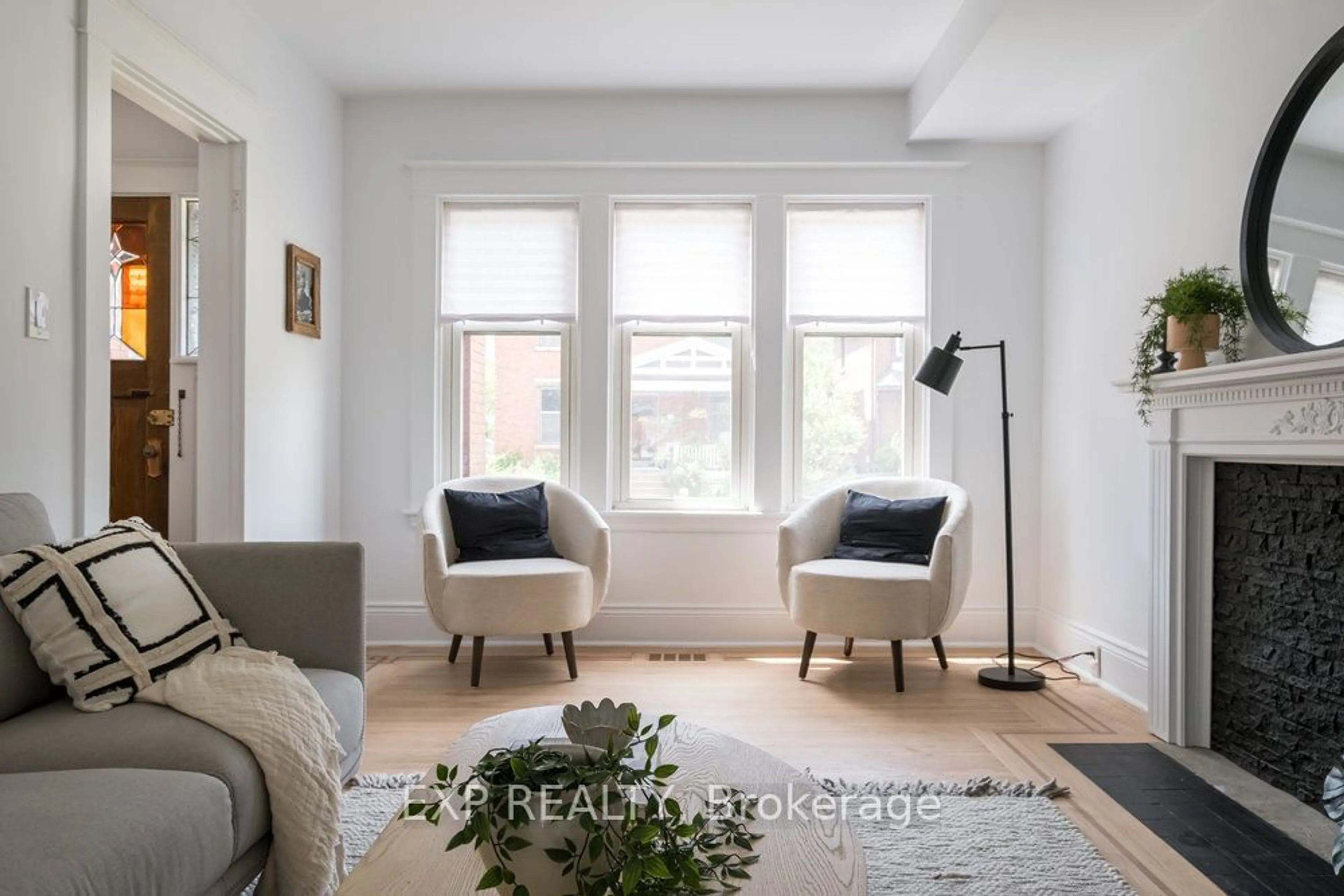 Living room with furniture, unknown for 113 Eastbourne Ave, Hamilton Ontario L8M 2M9