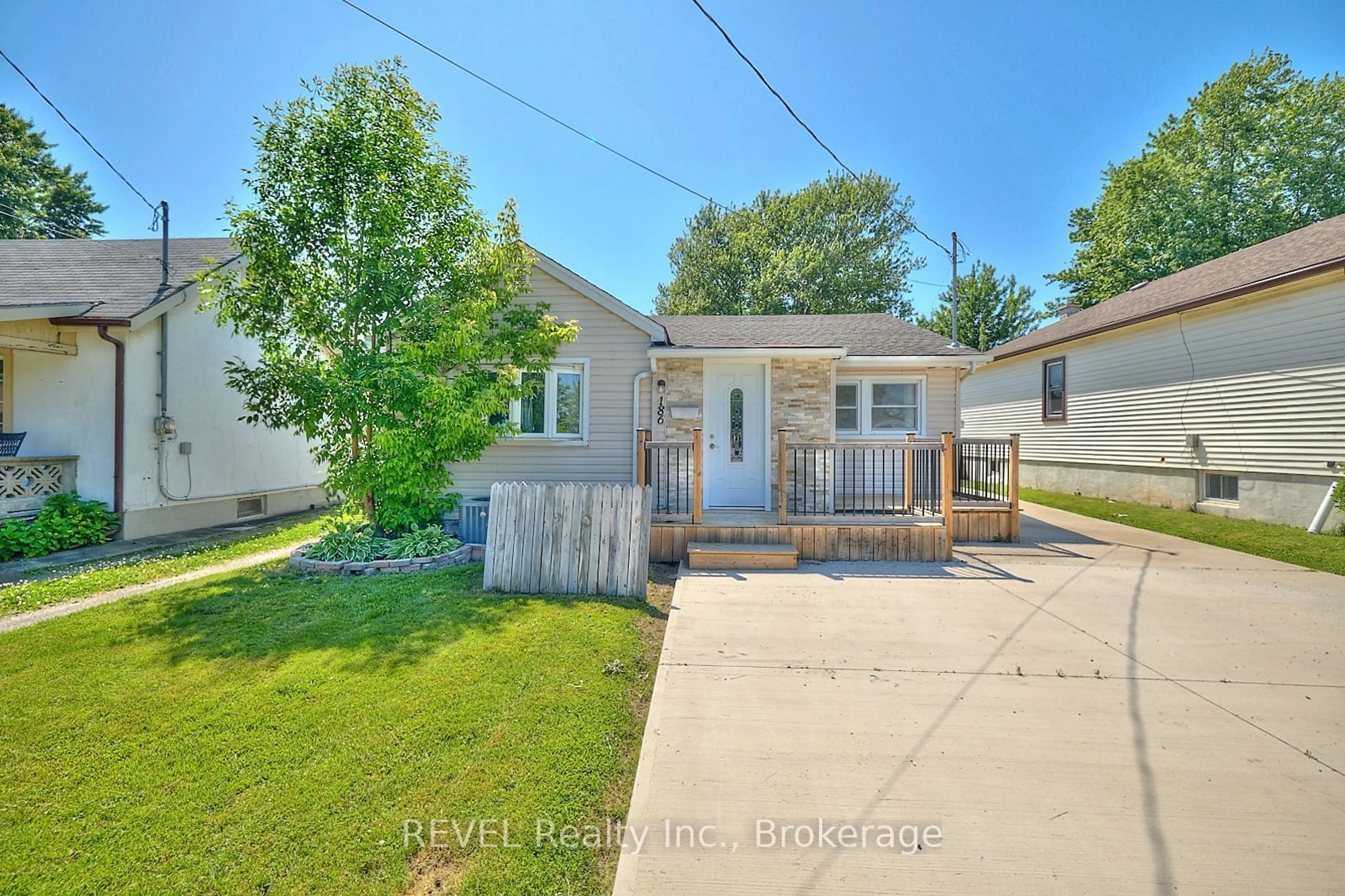 A pic from outside/outdoor area/front of a property/back of a property/a pic from drone, street for 186 Wellington St, Port Colborne Ontario L3K 2K2