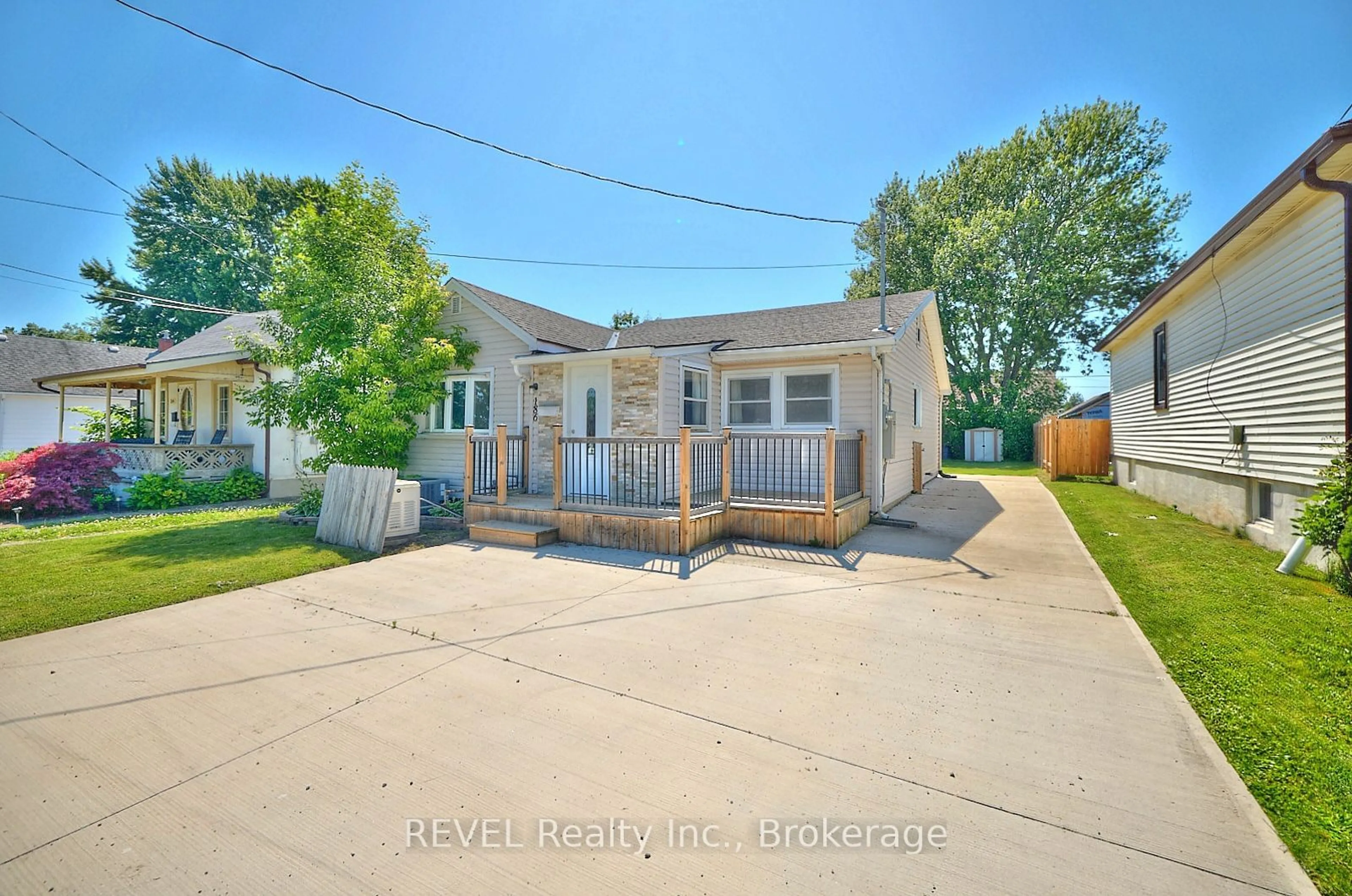 A pic from outside/outdoor area/front of a property/back of a property/a pic from drone, street for 186 Wellington St, Port Colborne Ontario L3K 2K2