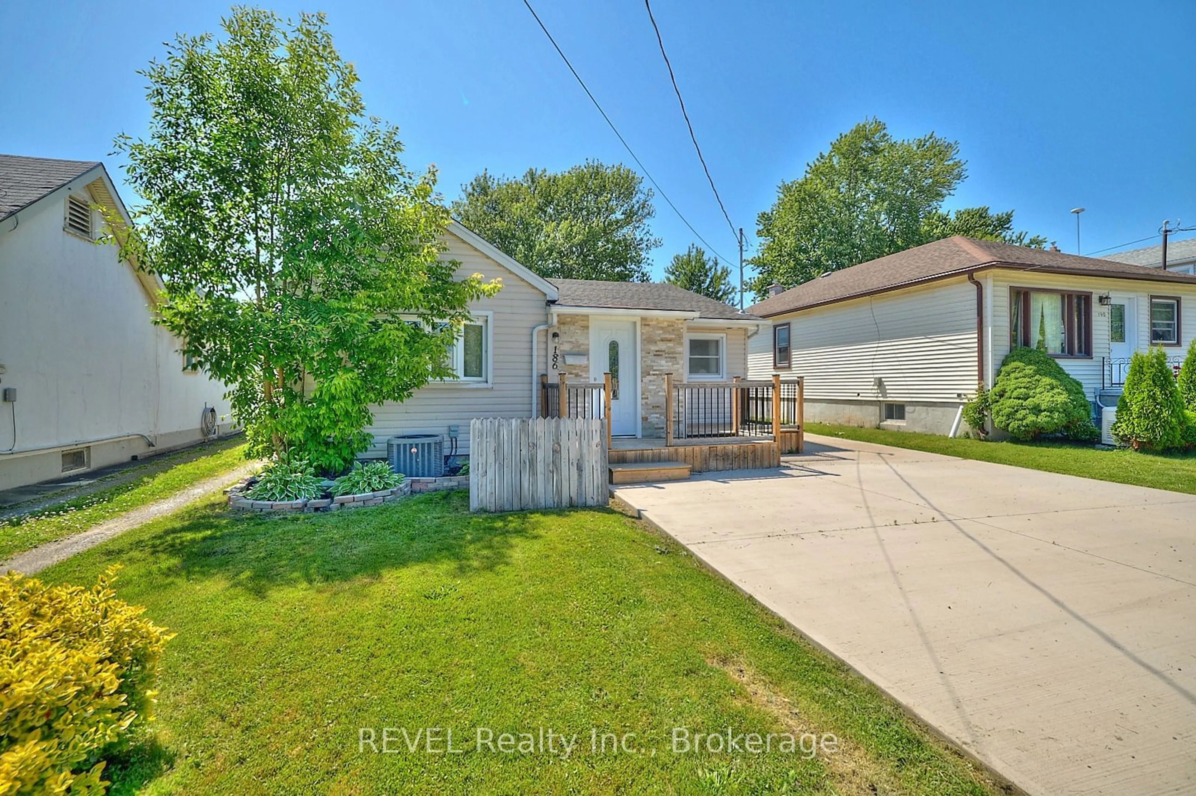 A pic from outside/outdoor area/front of a property/back of a property/a pic from drone, street for 186 Wellington St, Port Colborne Ontario L3K 2K2