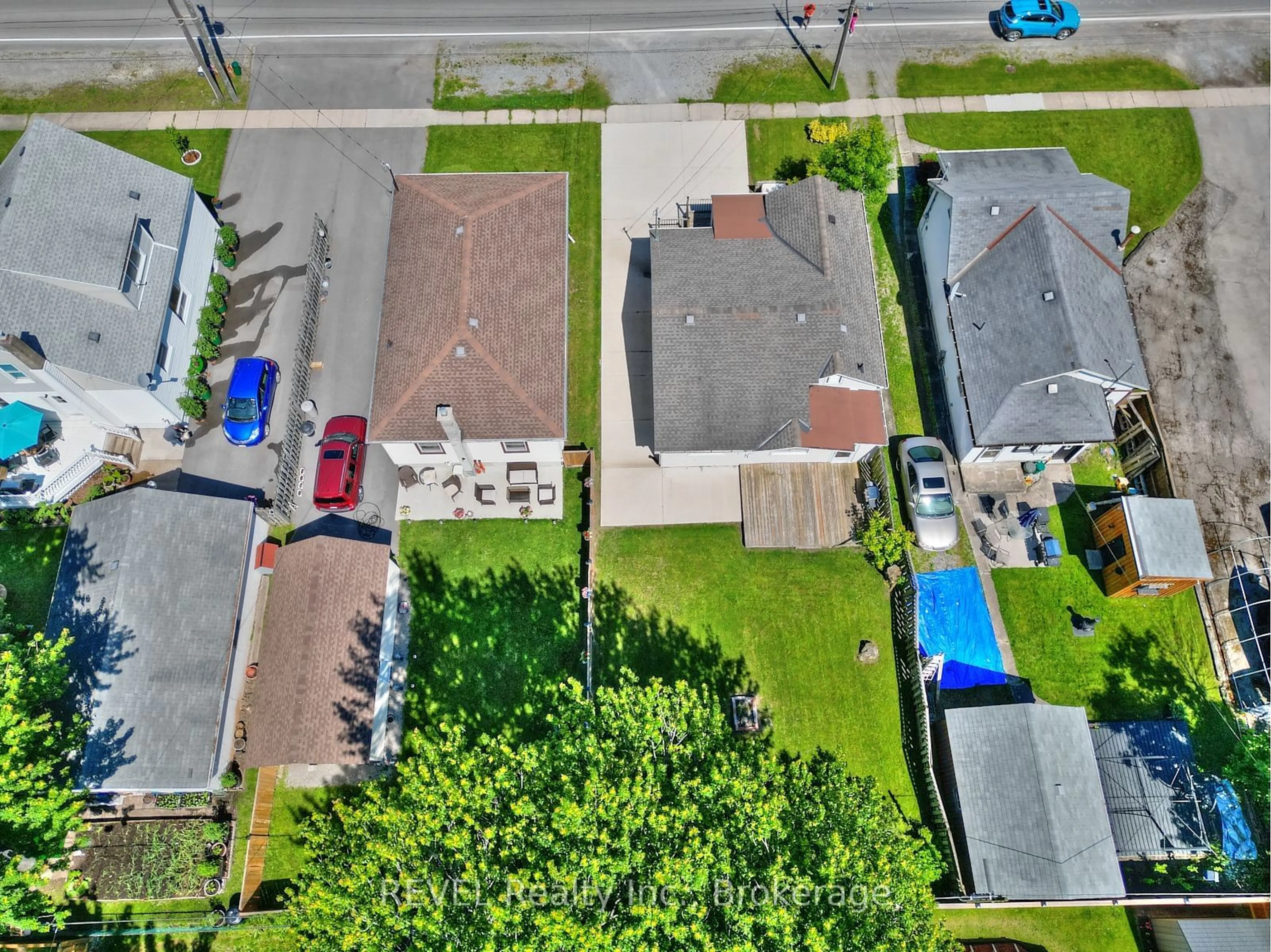 A pic from outside/outdoor area/front of a property/back of a property/a pic from drone, street for 186 Wellington St, Port Colborne Ontario L3K 2K2