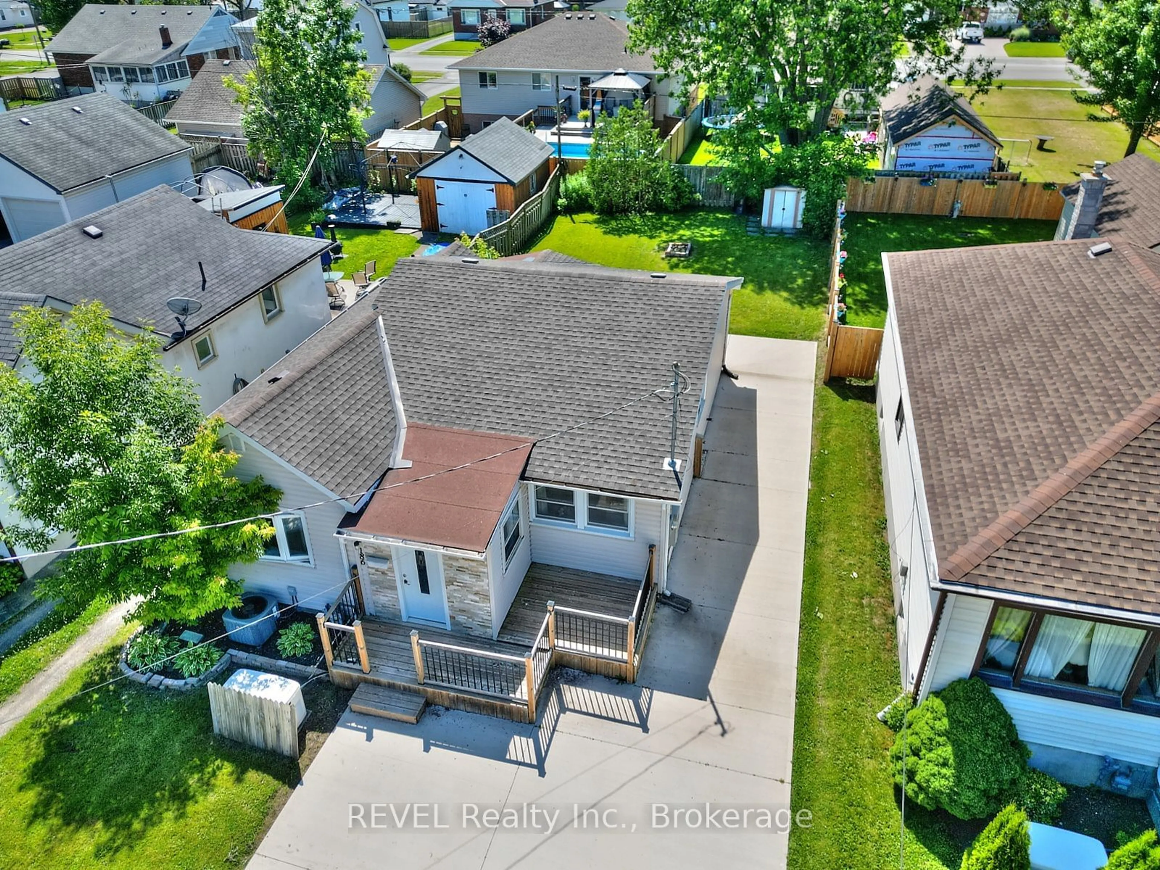 A pic from outside/outdoor area/front of a property/back of a property/a pic from drone, street for 186 Wellington St, Port Colborne Ontario L3K 2K2