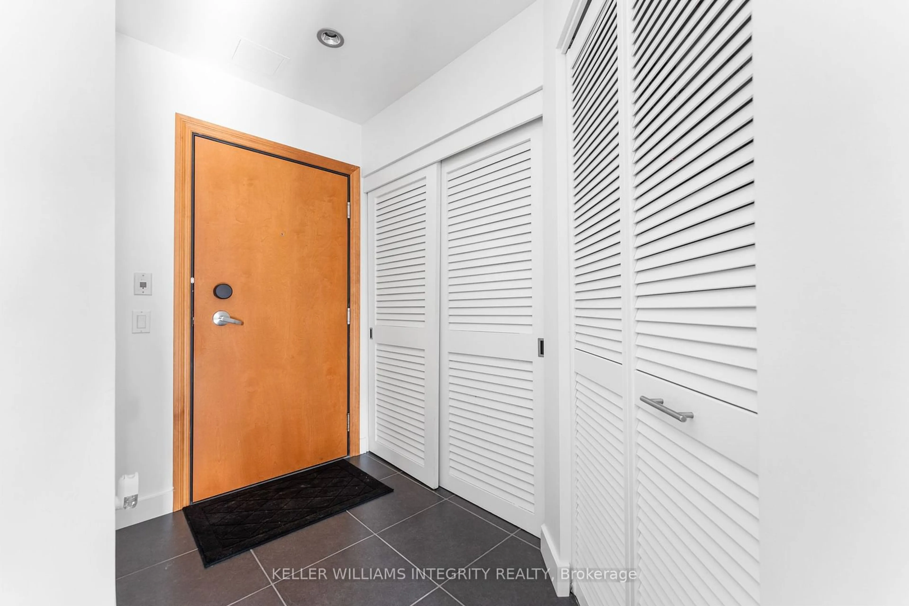 Indoor entryway for 90 George St #401, Lower Town - Sandy Hill Ontario K1N 0A8