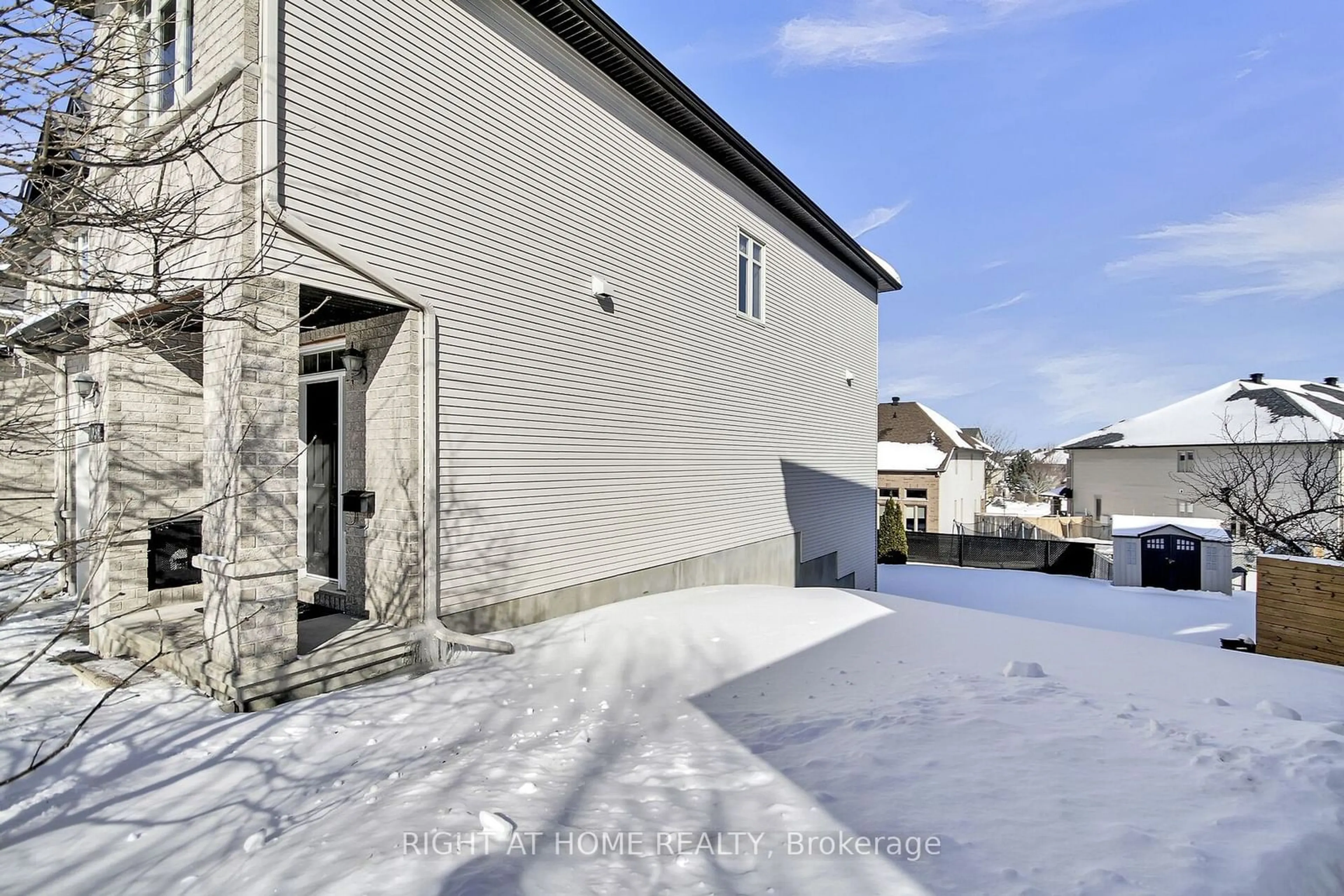 A pic from outside/outdoor area/front of a property/back of a property/a pic from drone, street for 1056 Ottenbrite Cres, Kanata Ontario K2T 0G1